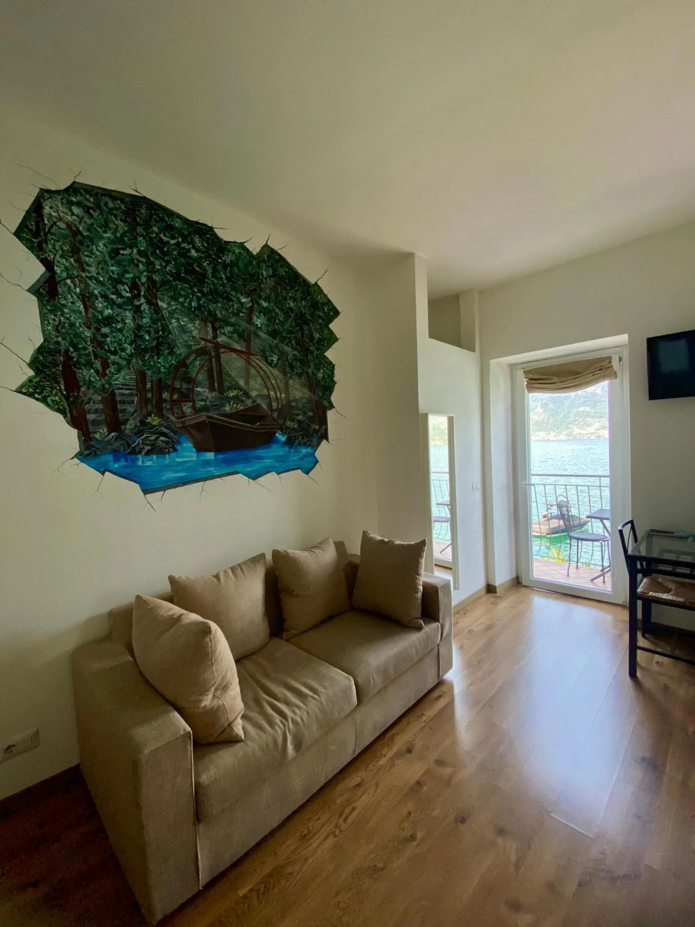 TV and multimedia in B&B Nest on the Lake