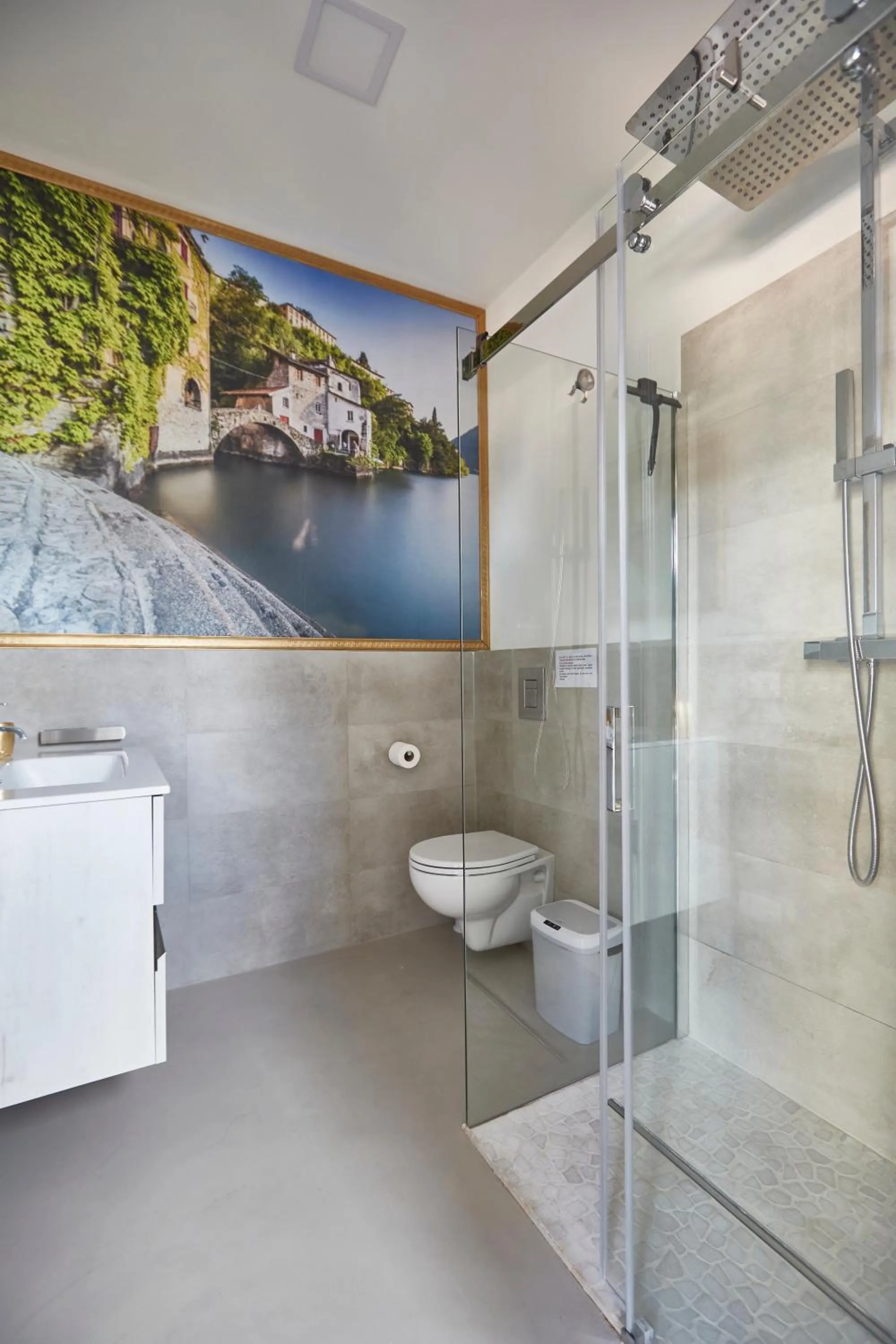 Shower in B&B Nest on the Lake