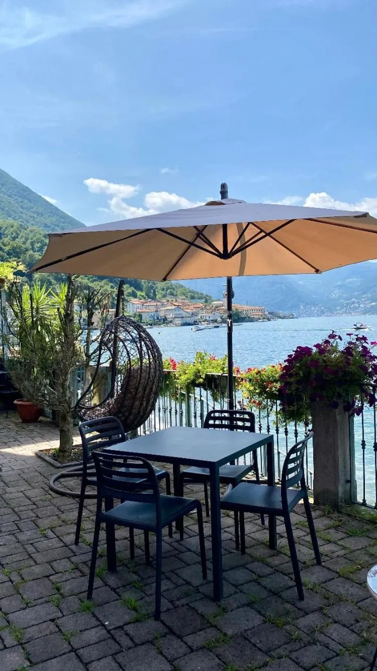 Garden view in B&B Nest on the Lake