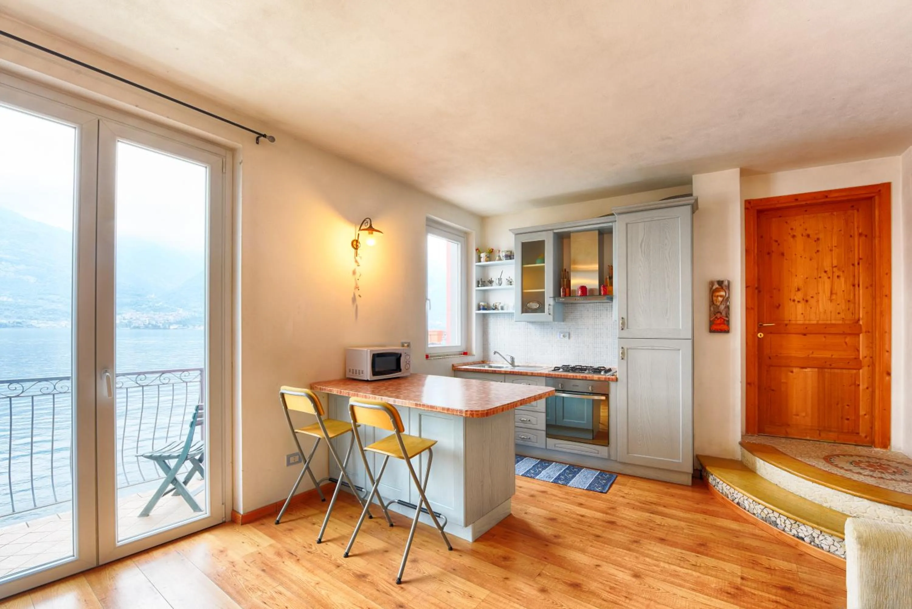 Kitchen or kitchenette in B&B Nest on the Lake