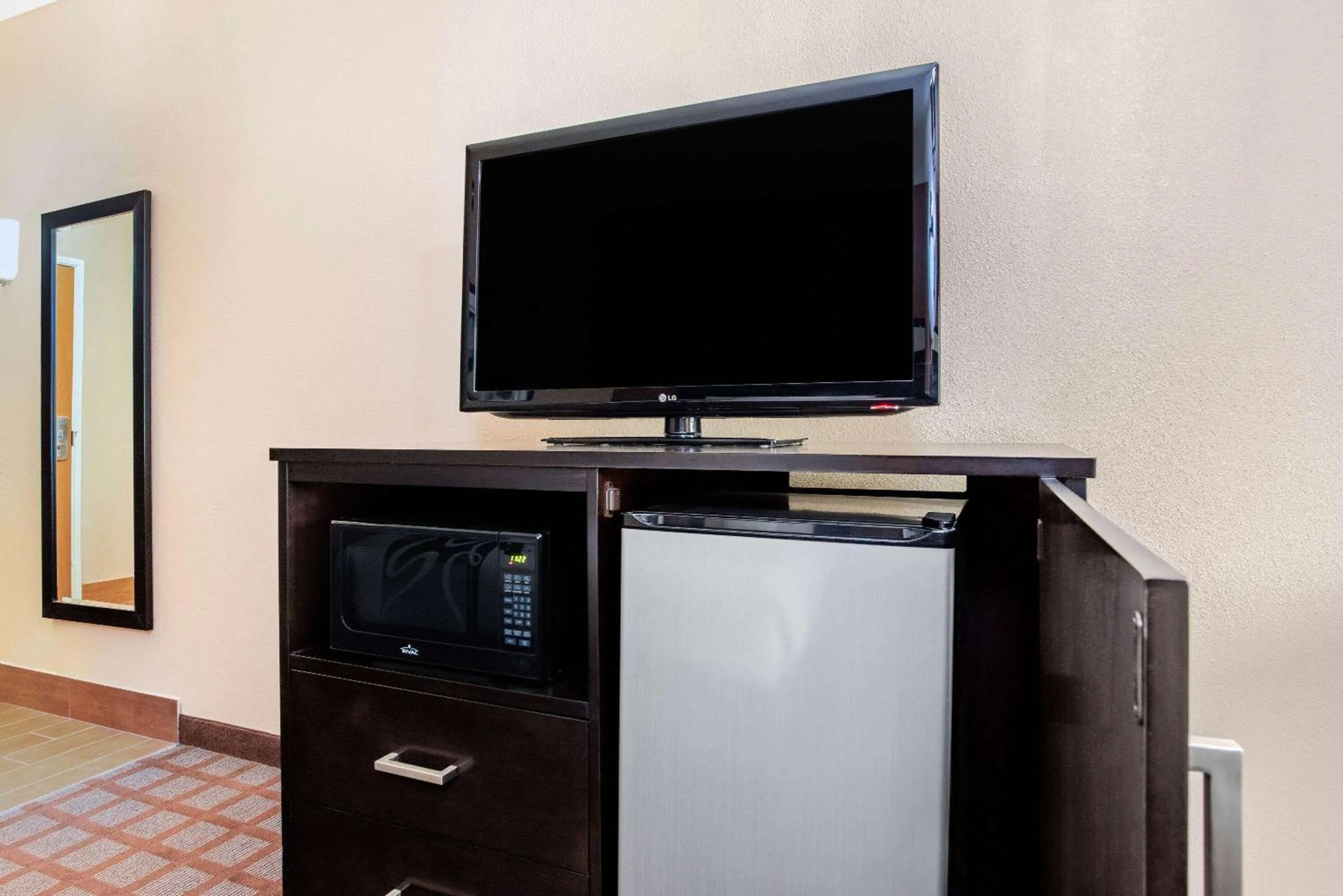 Photo of the whole room in La Quinta by Wyndham Indianapolis Airport Plainfield