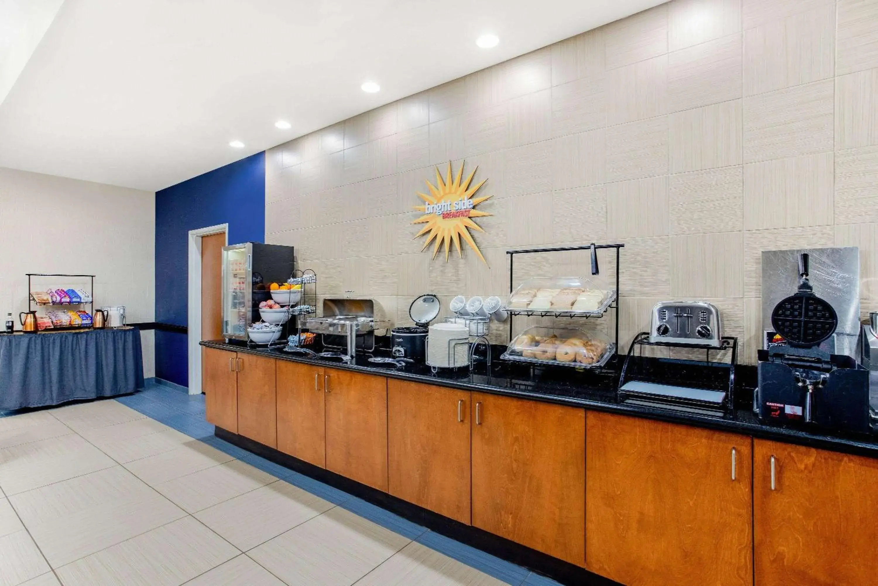Breakfast in La Quinta by Wyndham Indianapolis Airport Plainfield Breakfast in La Quinta by Wyndham Indianapolis Airport Plainfield