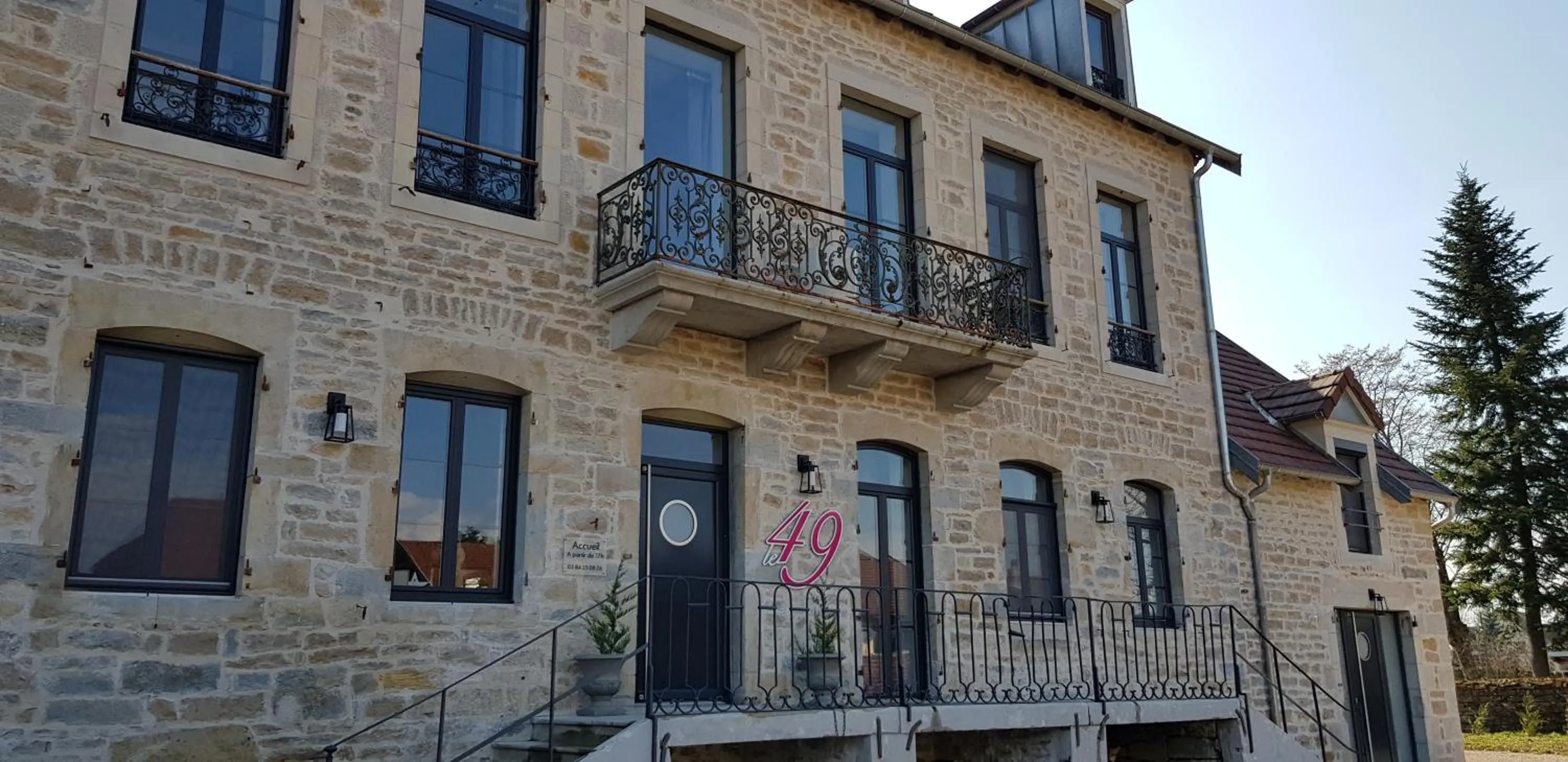 Property building in Le 49 Côté Parc & SPA
