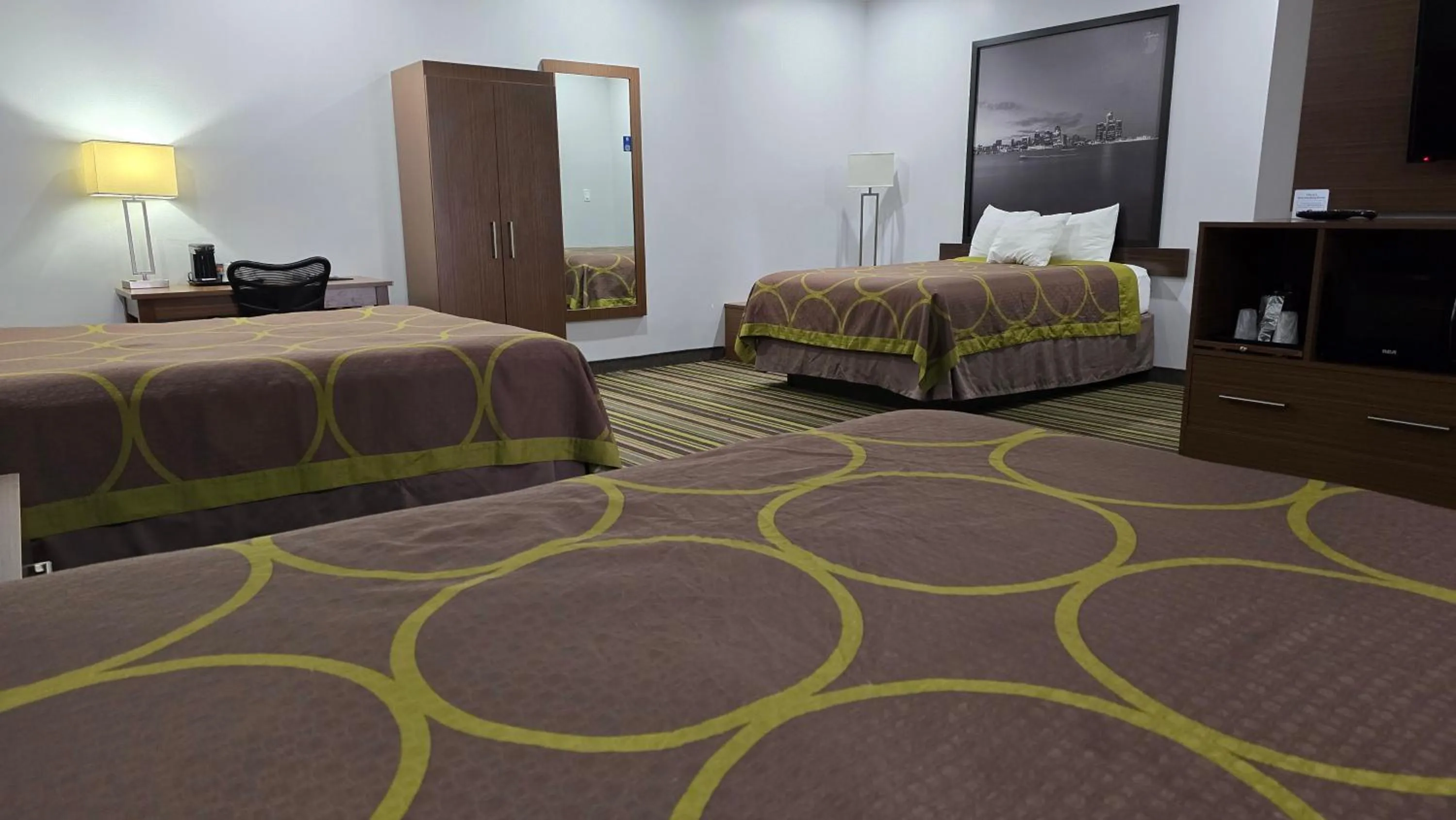 Bedroom in Super 8 by Wyndham Windsor/Dougall