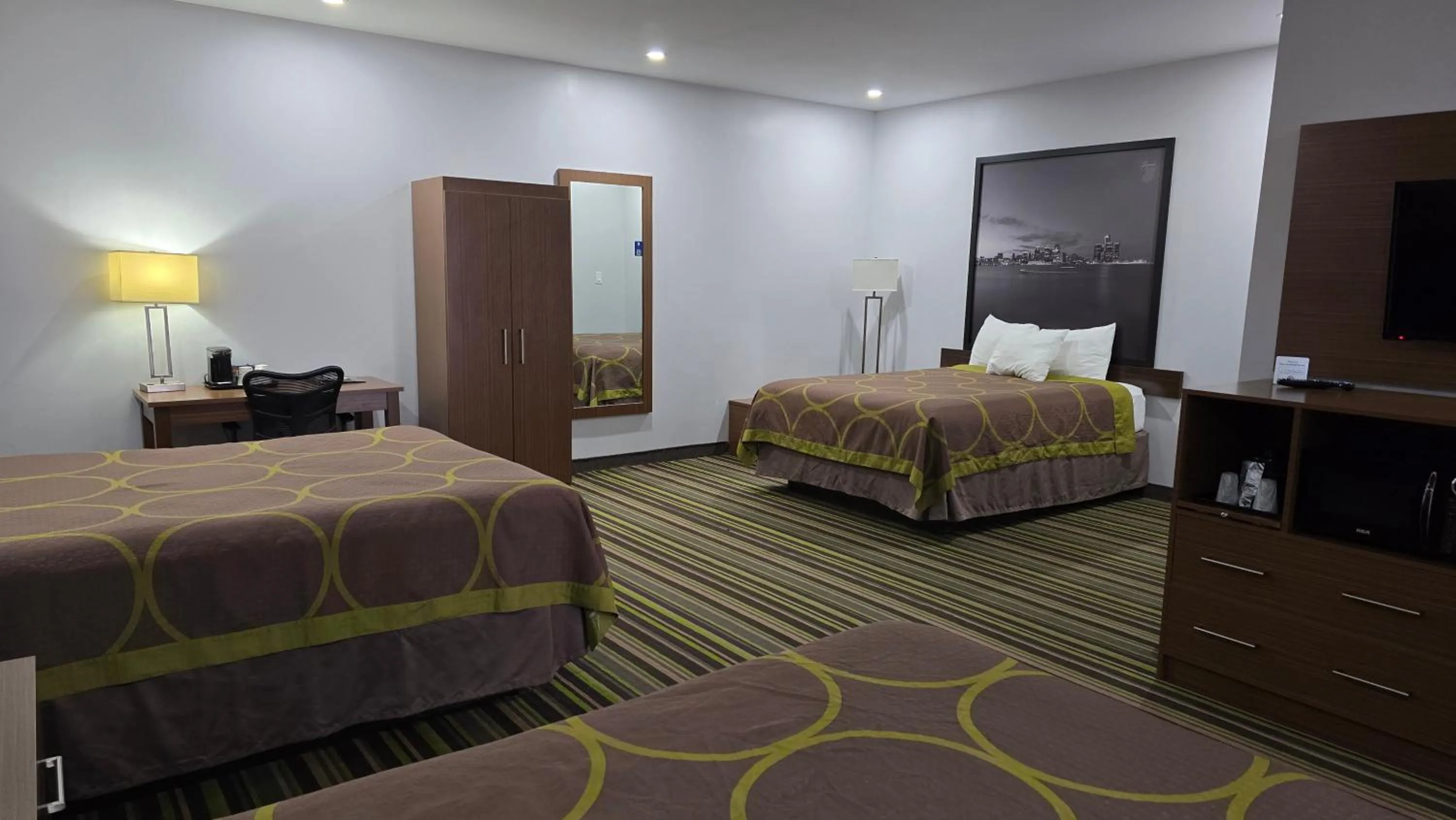 Bed in Super 8 by Wyndham Windsor/Dougall