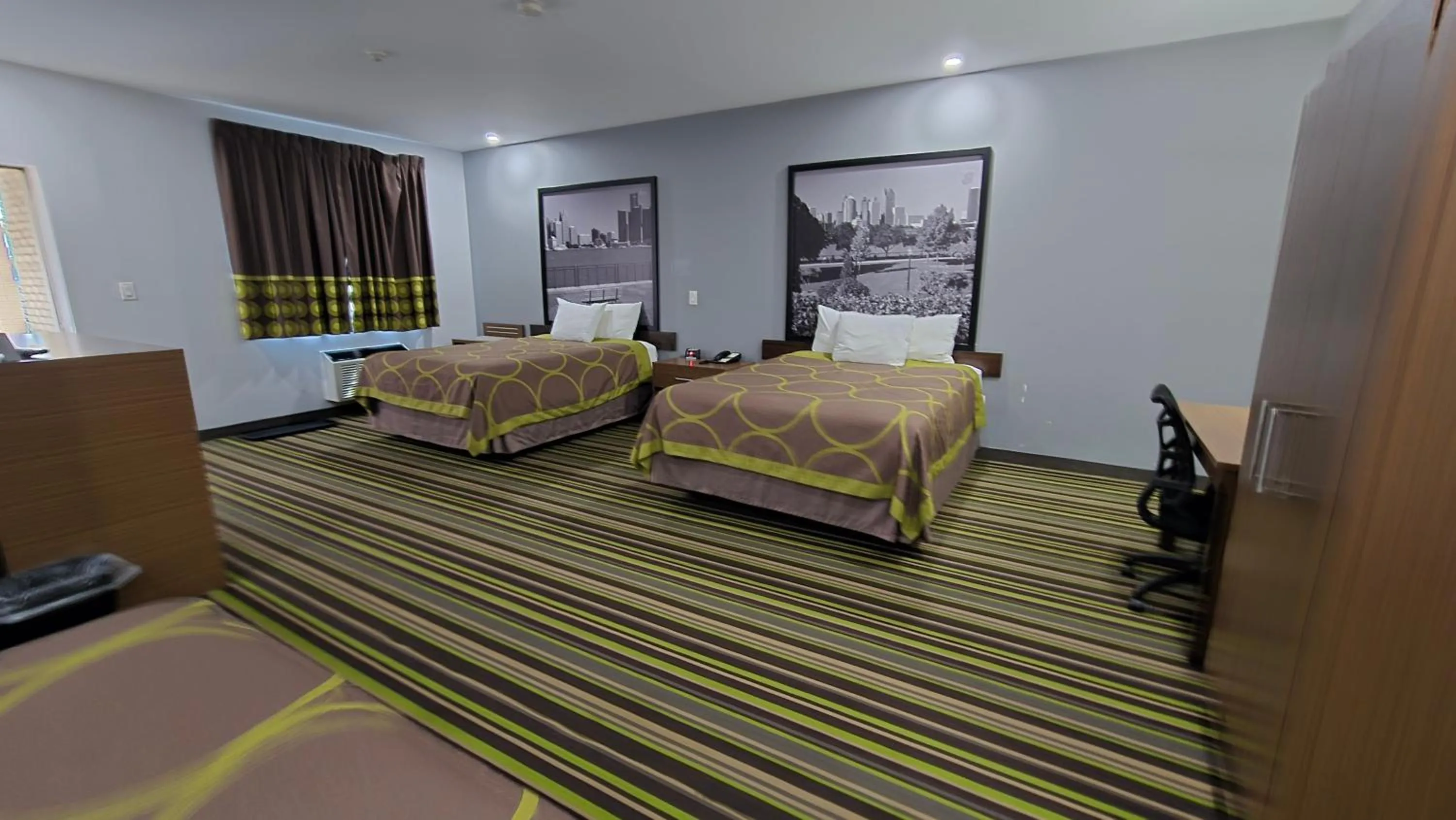 Bedroom in Super 8 by Wyndham Windsor/Dougall