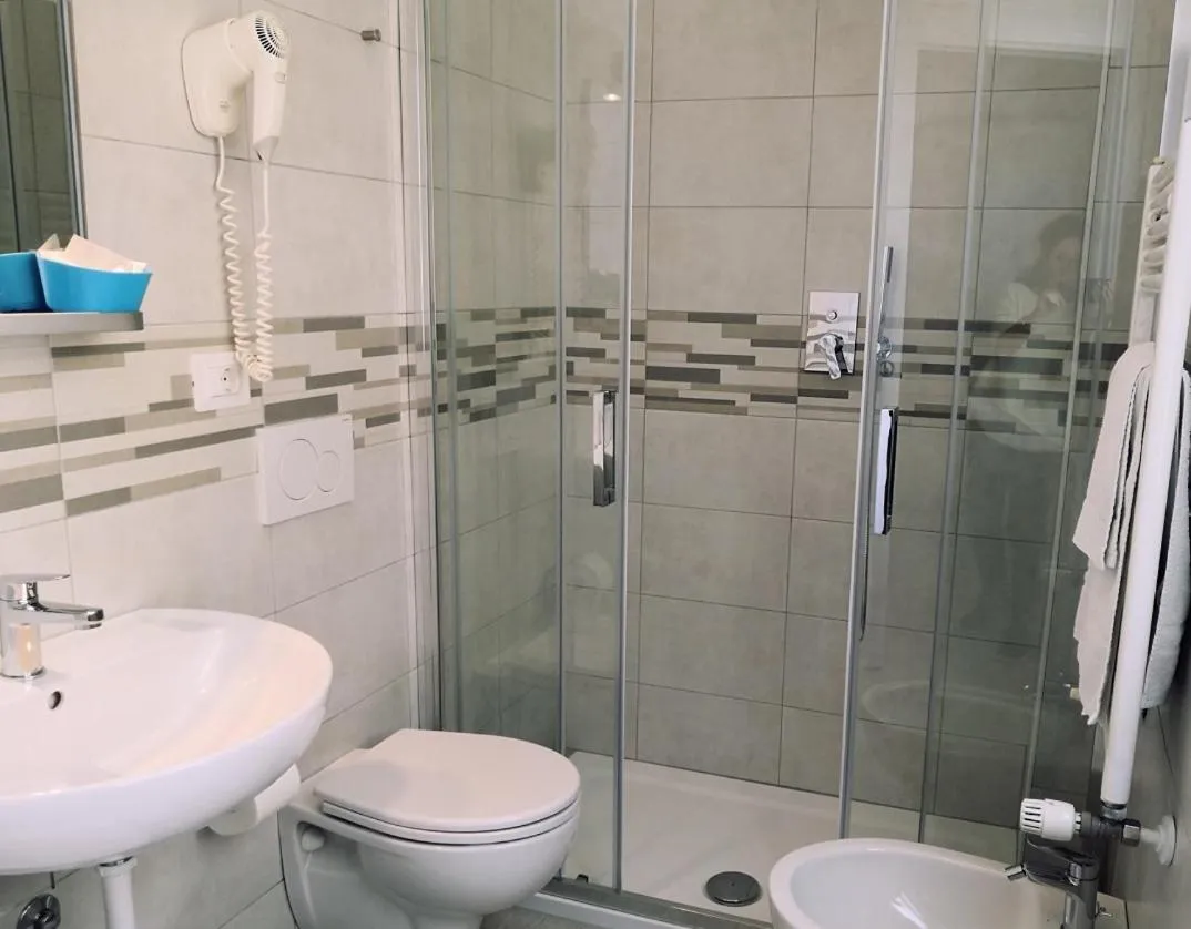 Shower in Hotel Iride Suite & Breakfast- ideale per famiglie e coppie