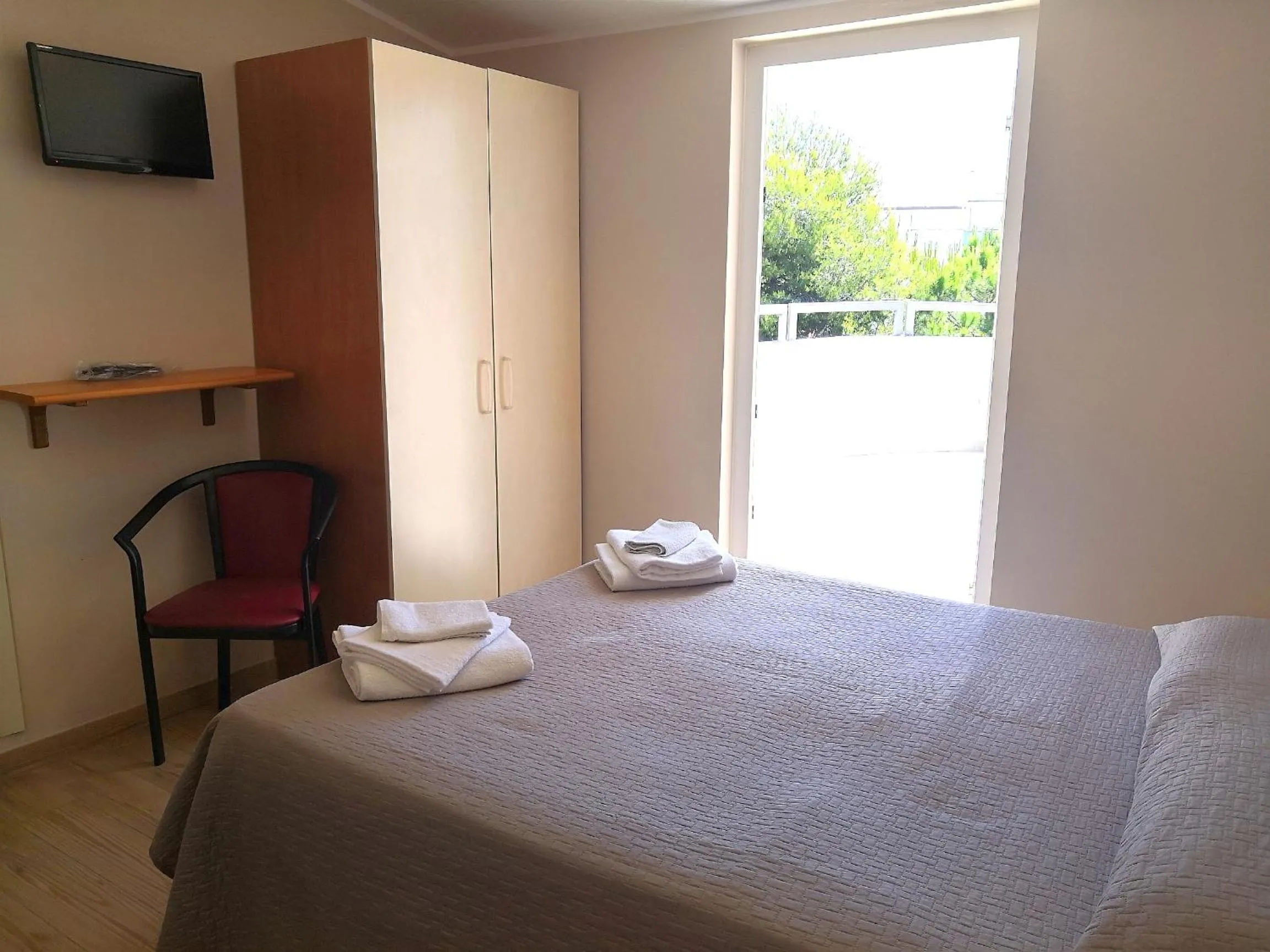 Bed in Hotel Iride Apartments & Rooms- ideale per famiglie e coppie