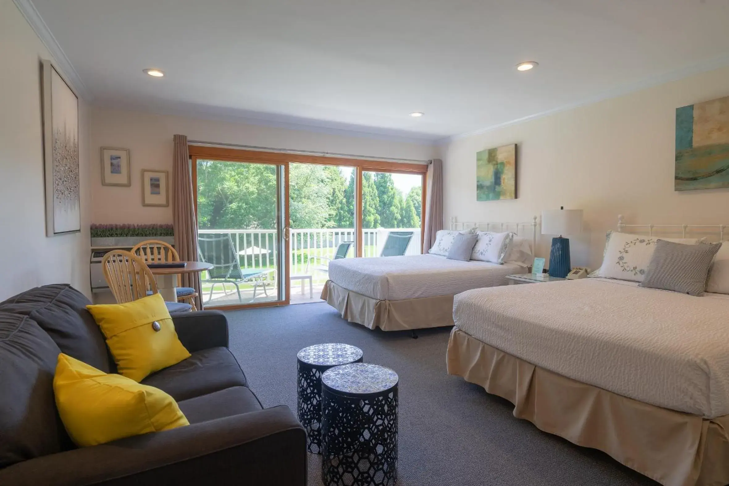 Deluxe Queen Studio in East Hampton House Resort Deluxe Queen Studio in East Hampton House Resort