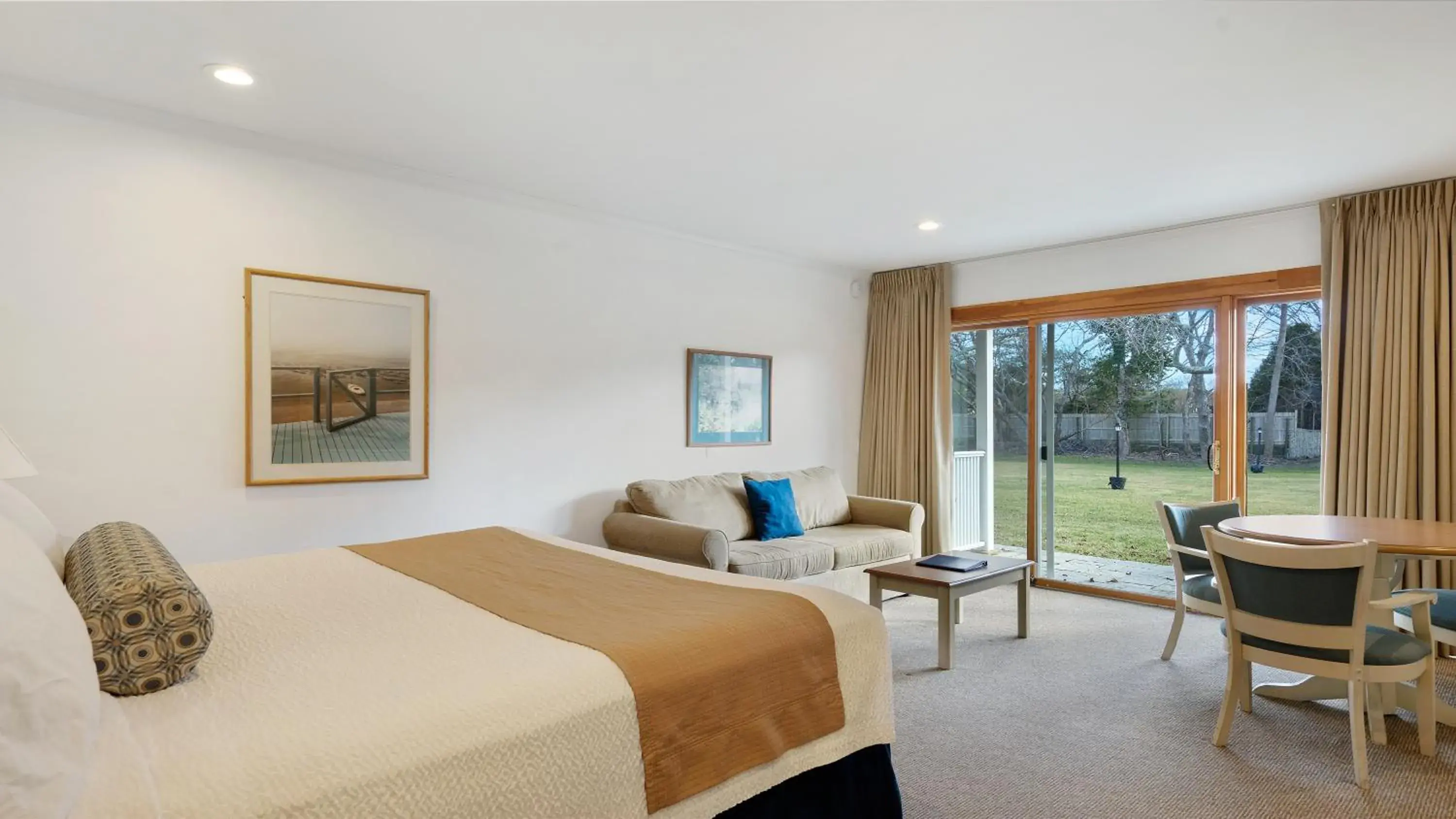 Deluxe King Studio in East Hampton House Resort Deluxe King Studio in East Hampton House Resort