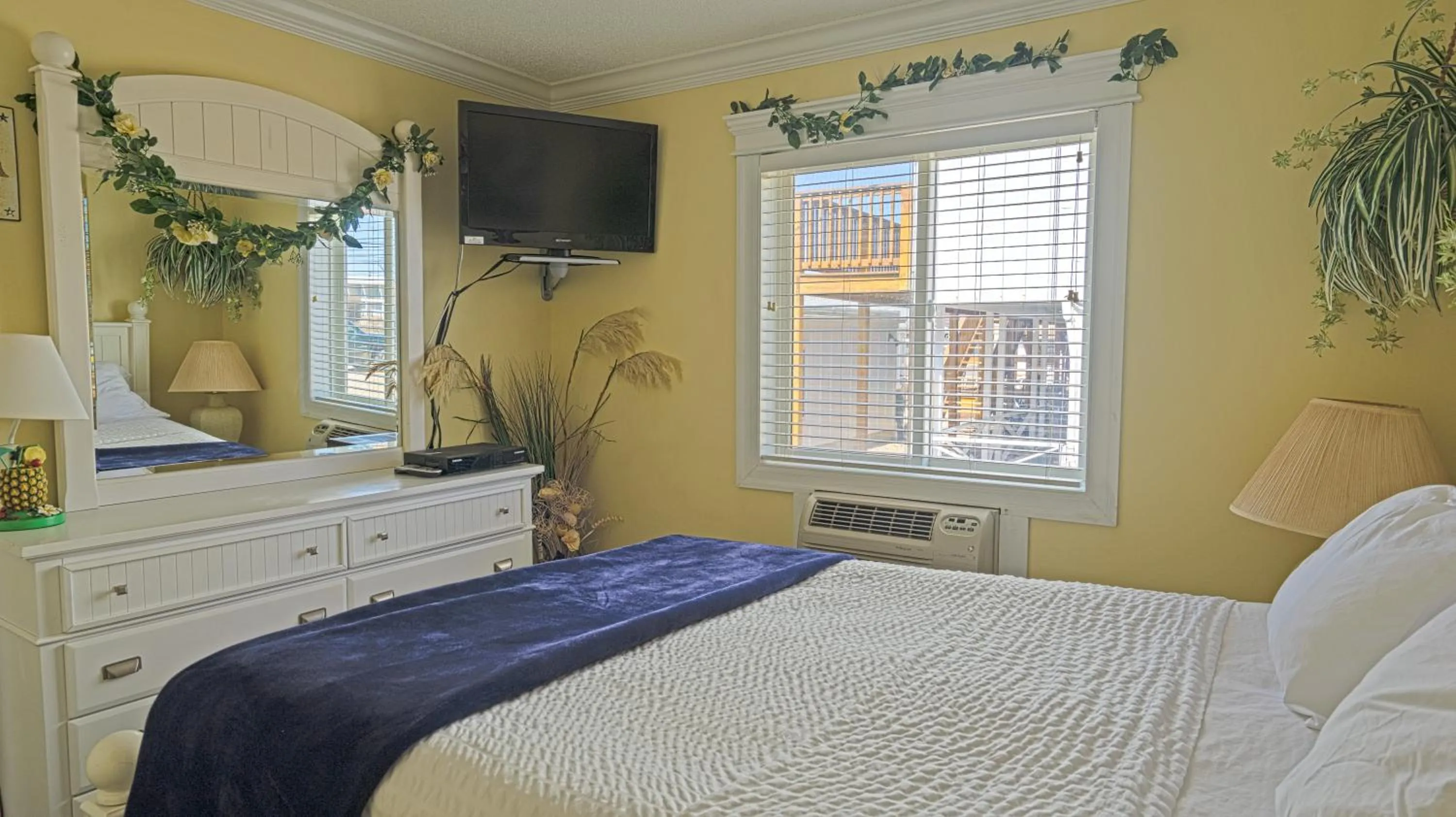 Bed in Montauk Oceanside Suites