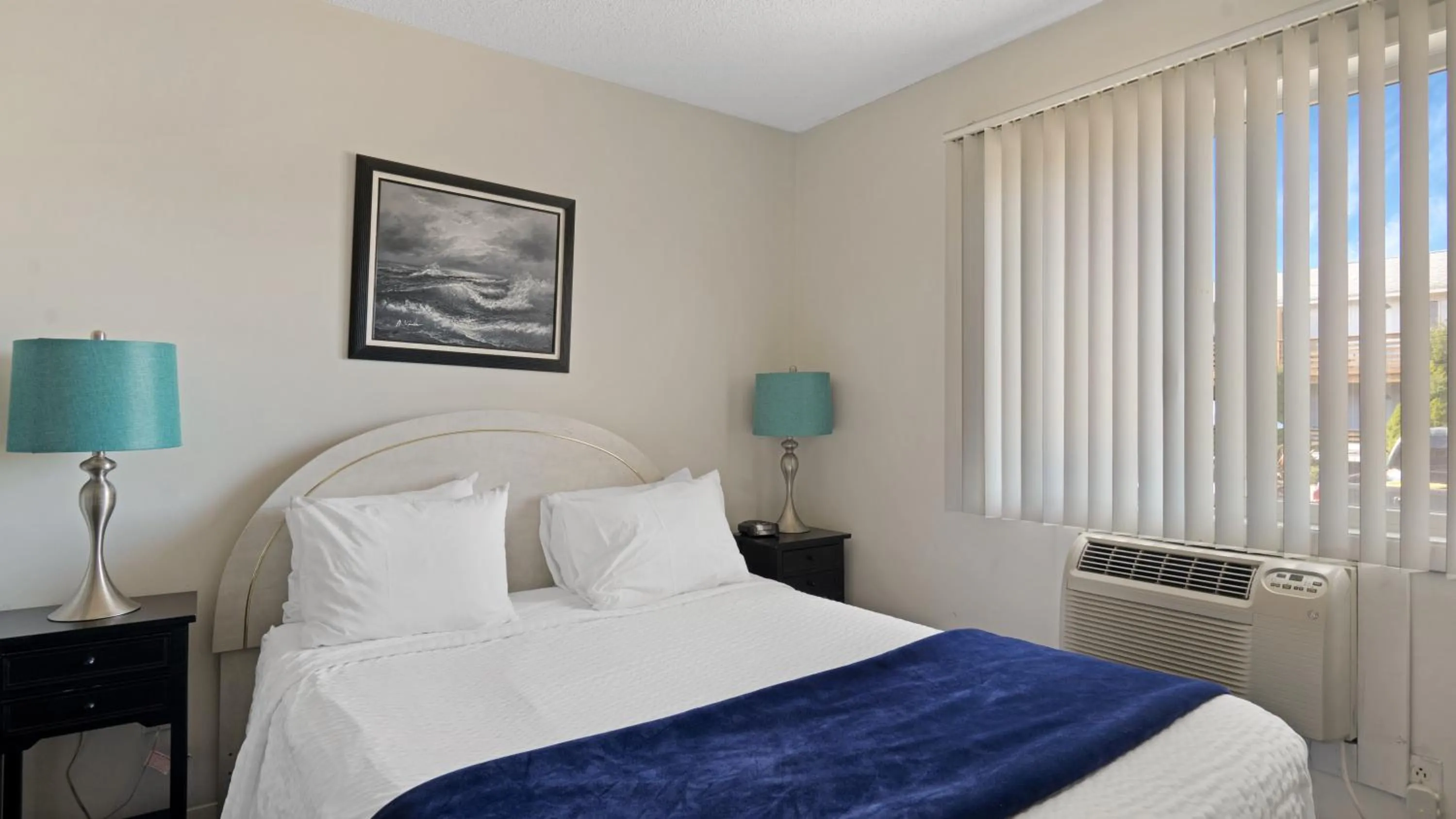 Bed in Montauk Oceanside Suites