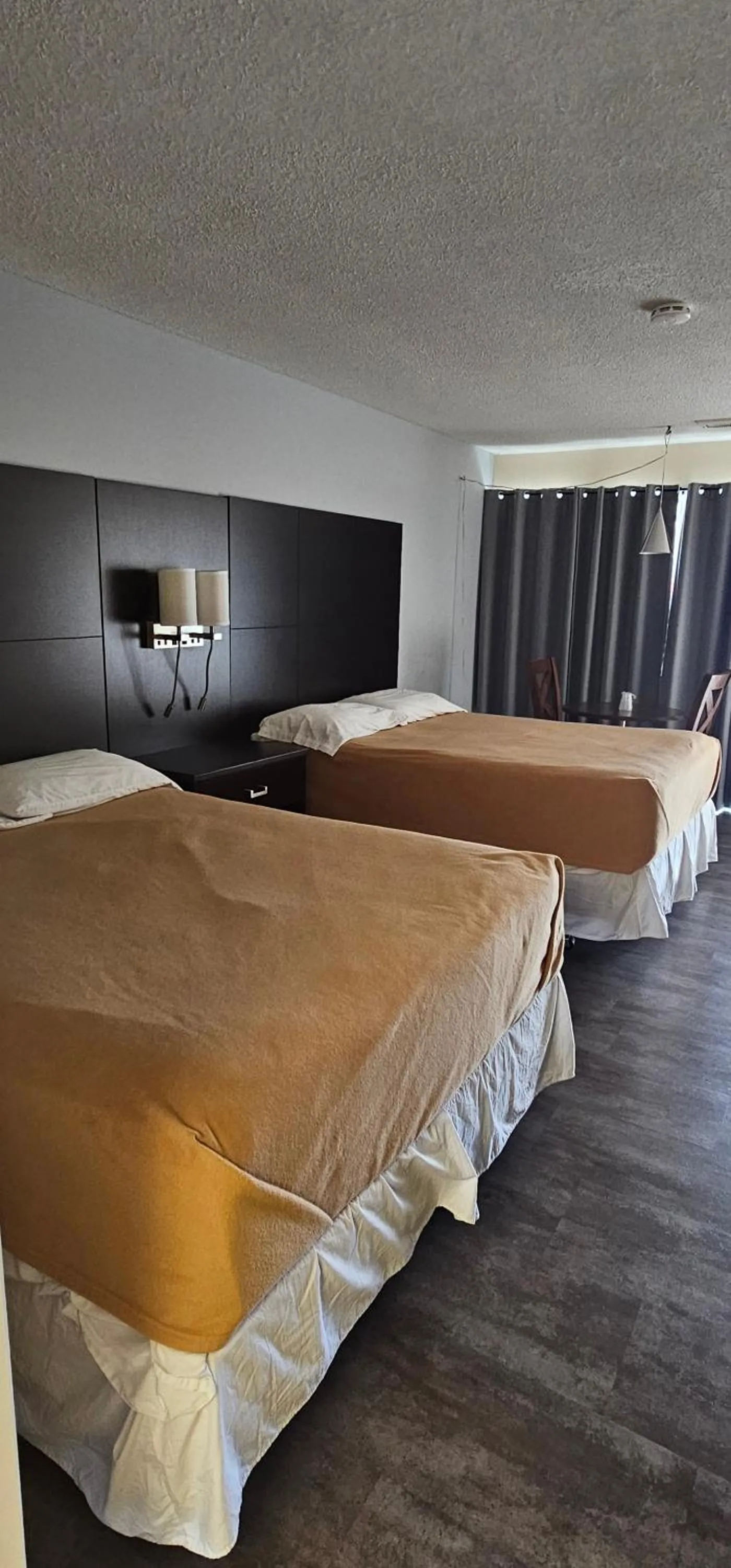 Bed in Town'n Country Motor Inn