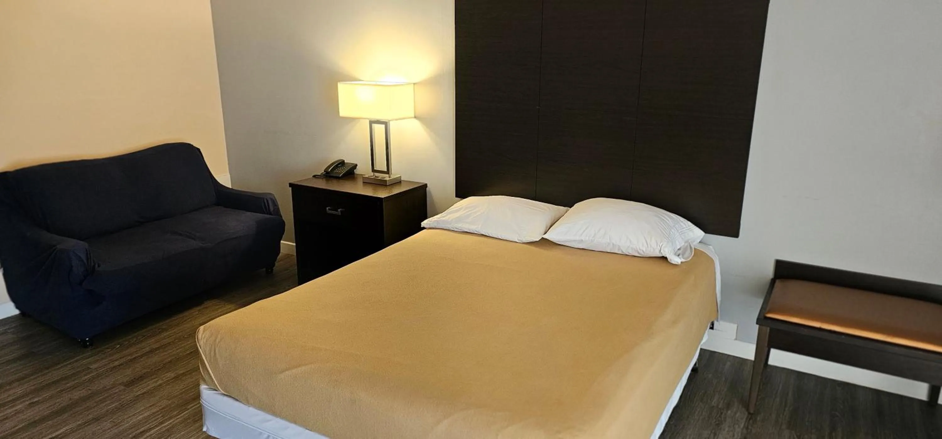 Bed in Town'n Country Motor Inn