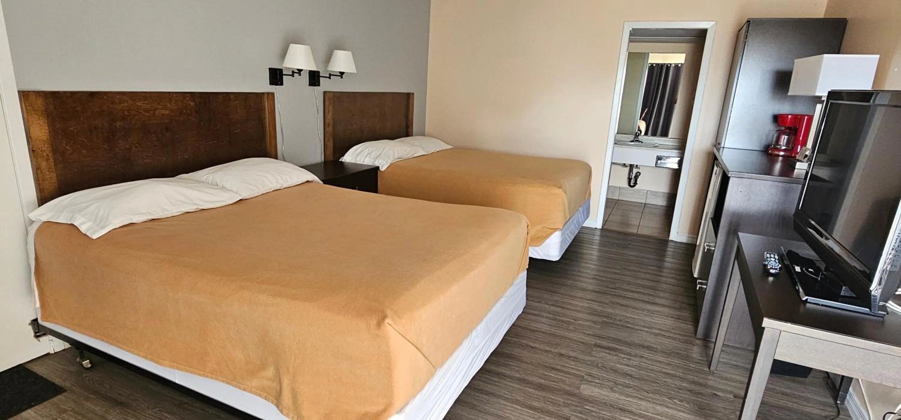 Bed in Town'n Country Motor Inn