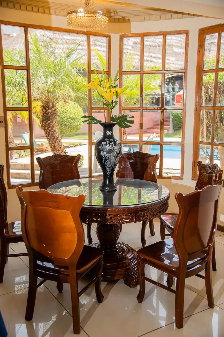 Living room in AVANTI HOTEL & CONVENTION CENTER