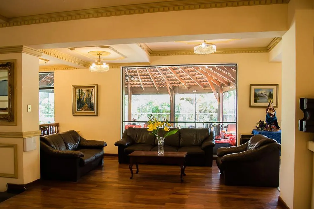 Living room in AVANTI HOTEL & CONVENTION CENTER