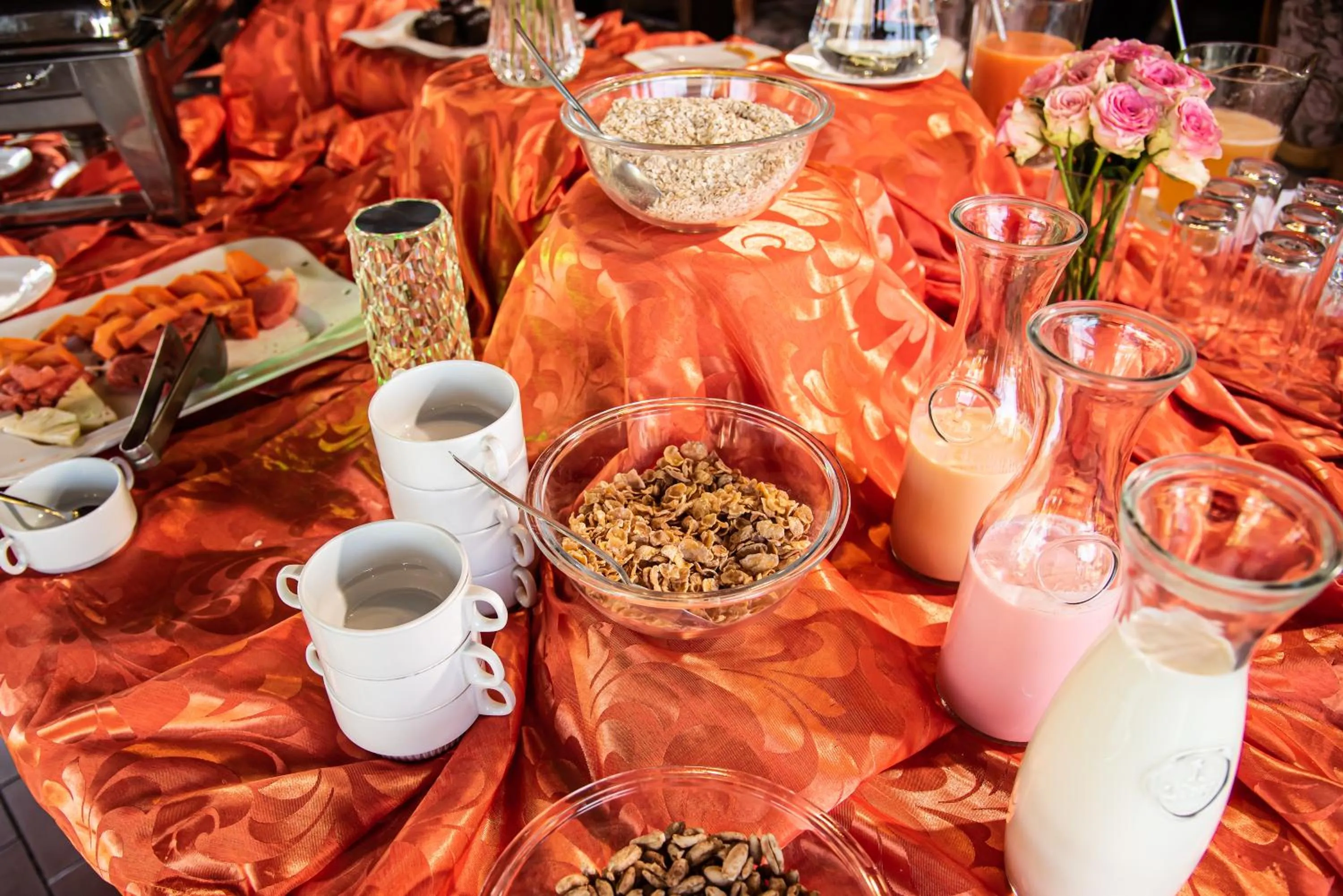 Buffet breakfast in AVANTI HOTEL & CONVENTION CENTER