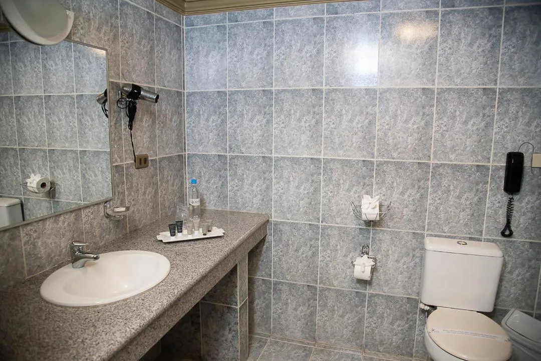 Shower in AVANTI HOTEL & CONVENTION CENTER