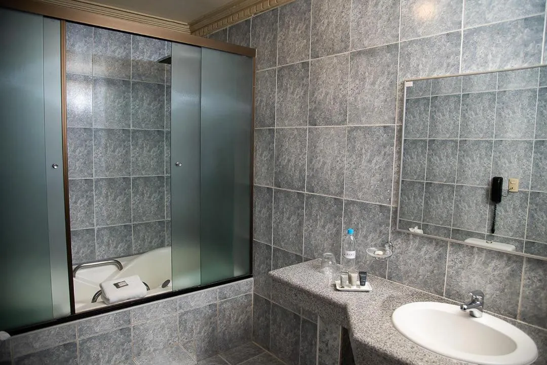 Shower in AVANTI HOTEL & CONVENTION CENTER