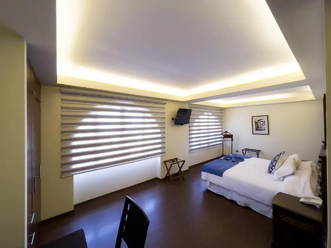 Bed in AVANTI HOTEL & CONVENTION CENTER