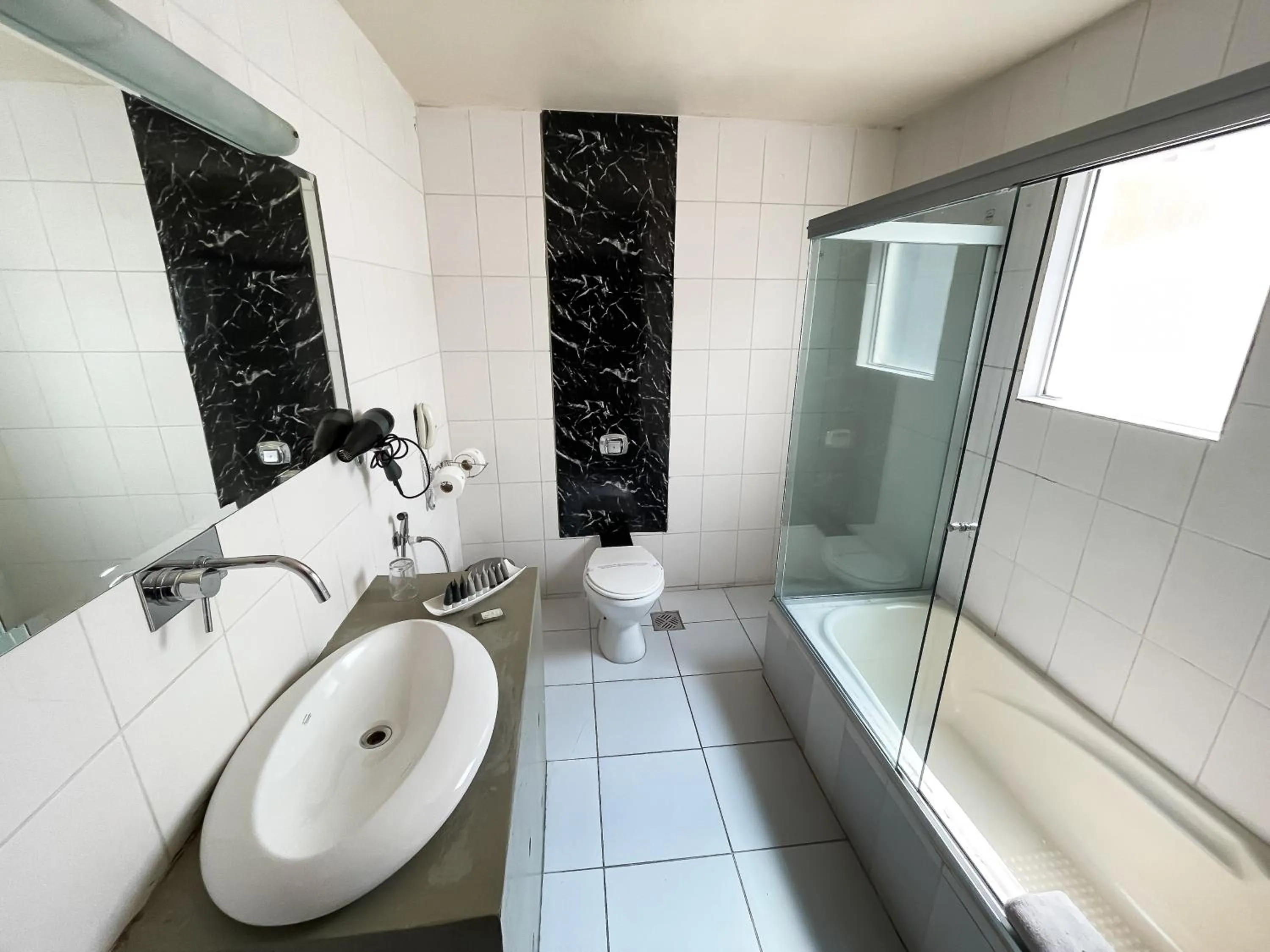 Shower in AVANTI HOTEL & CONVENTION CENTER