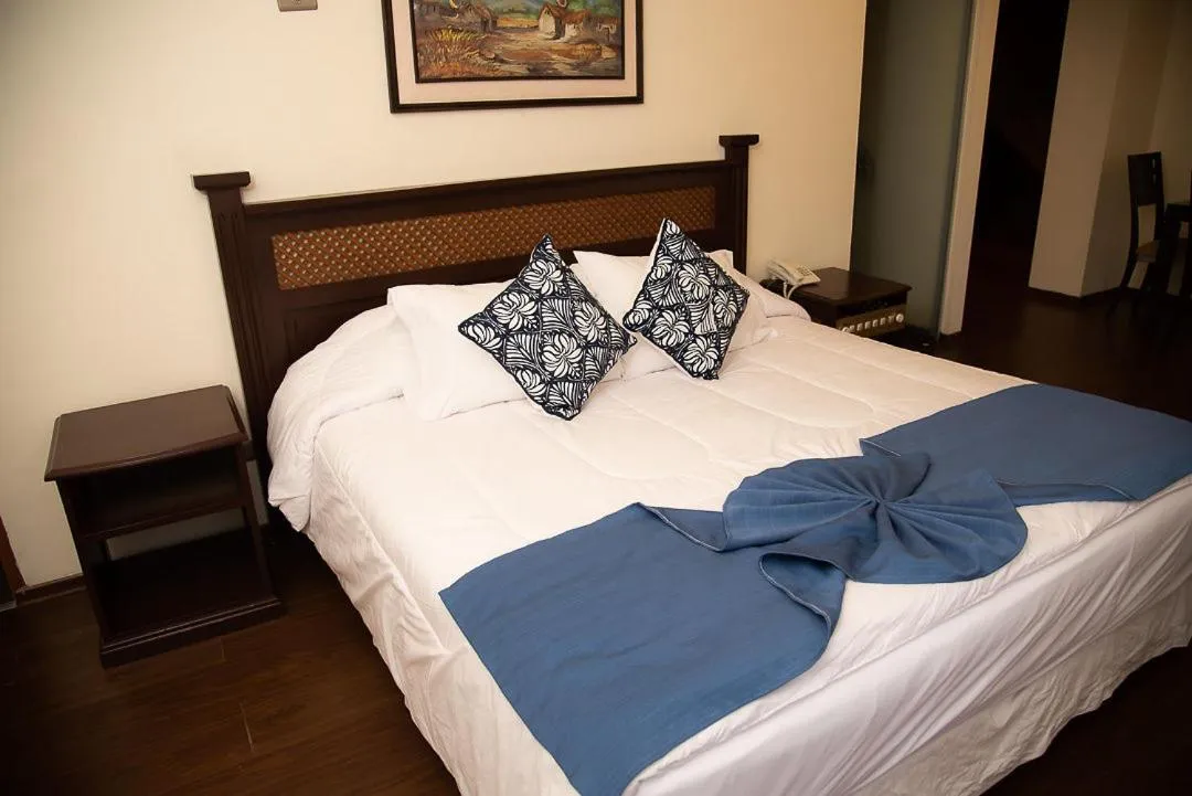 Bed in AVANTI HOTEL & CONVENTION CENTER