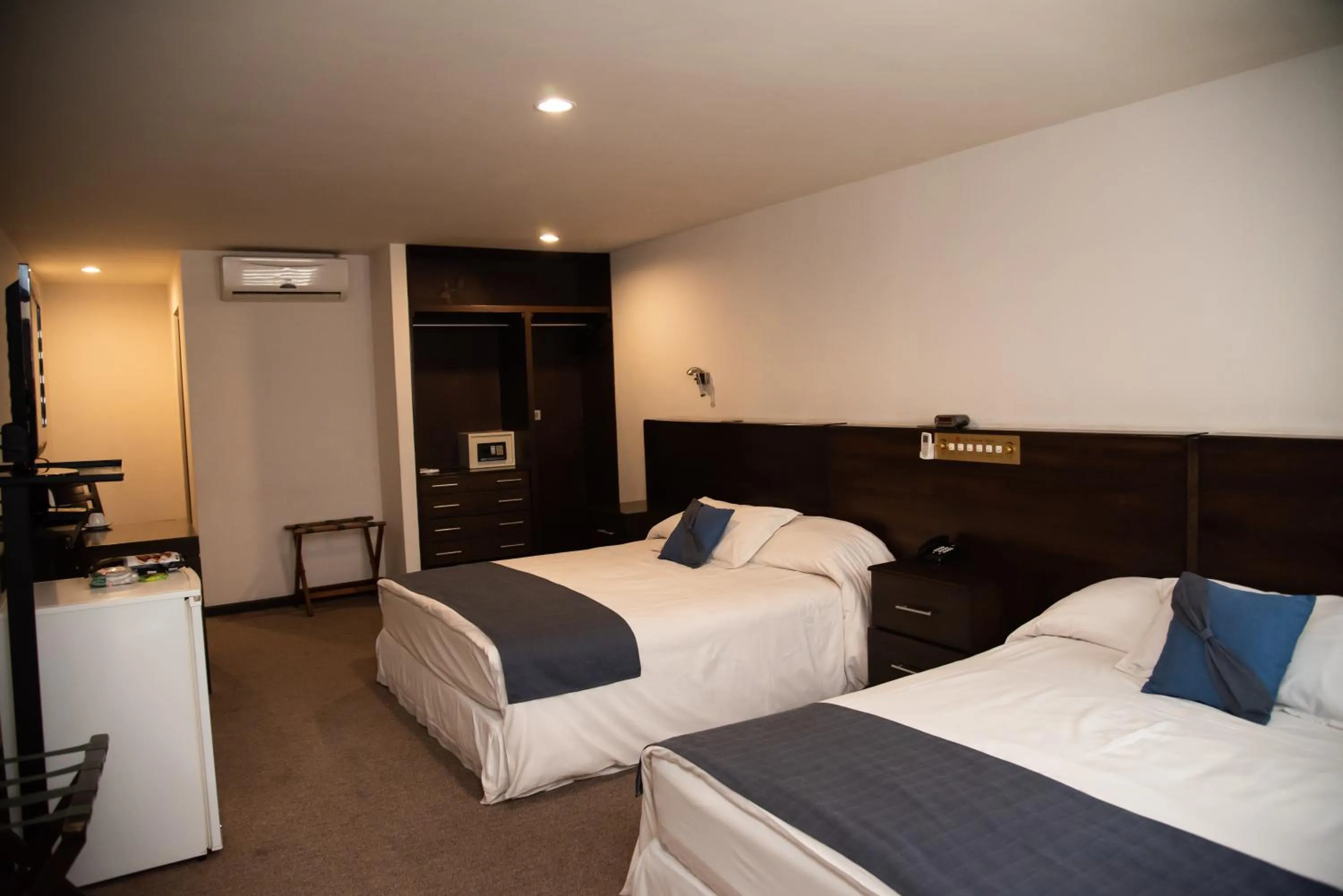 Bed in AVANTI HOTEL & CONVENTION CENTER