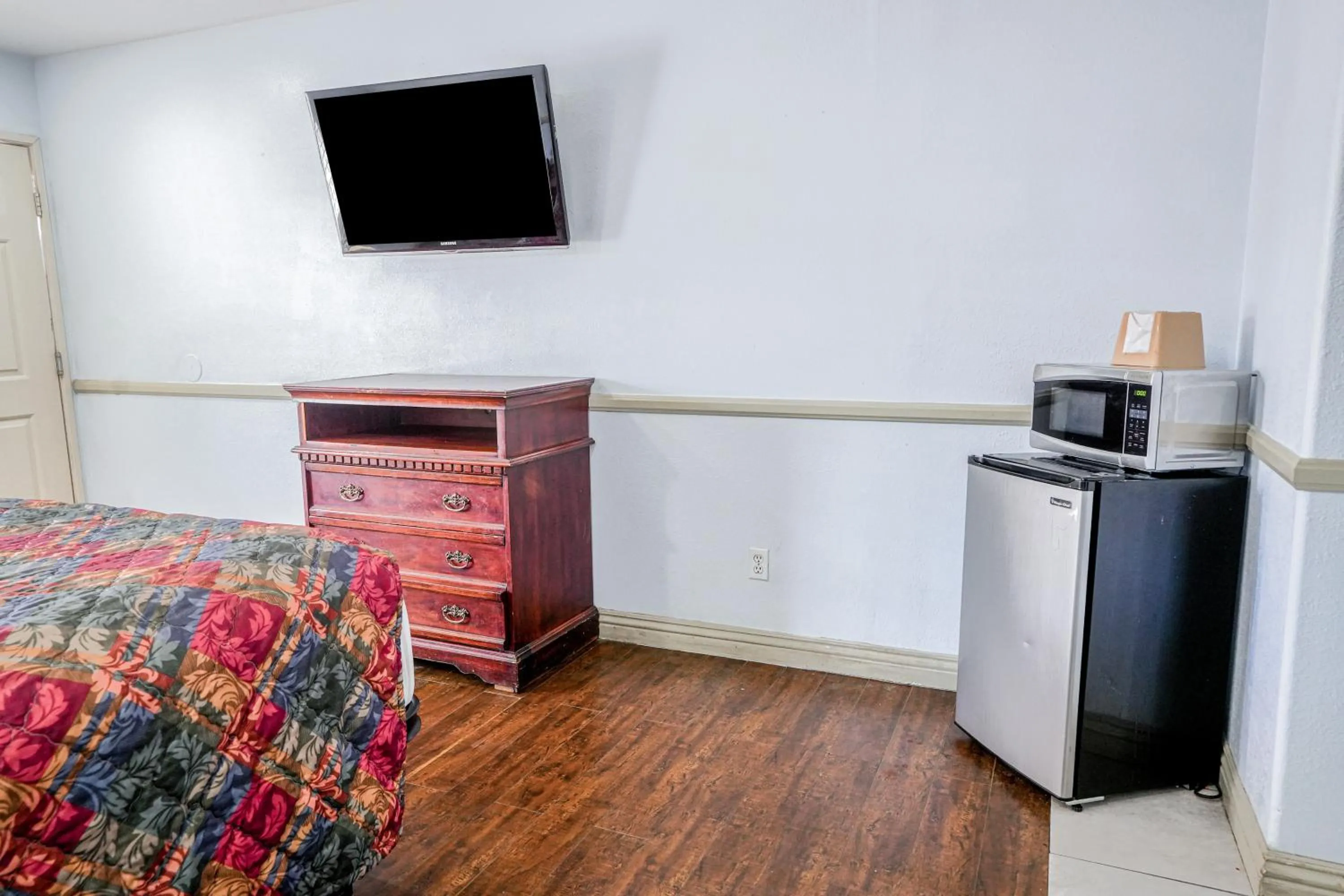 Bedroom, Bed in Day & Night Inn