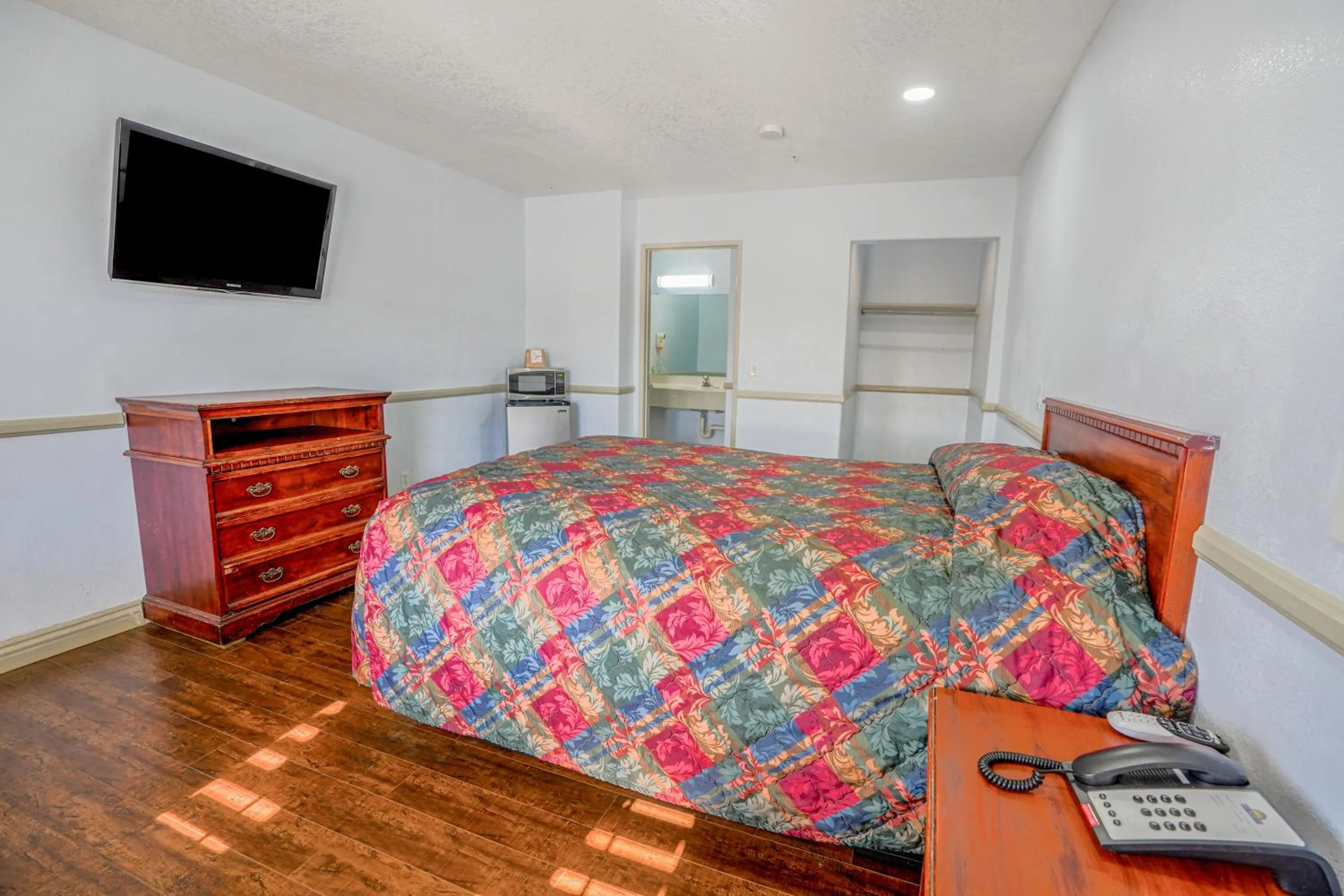 Bedroom, Bed in Day & Night Inn