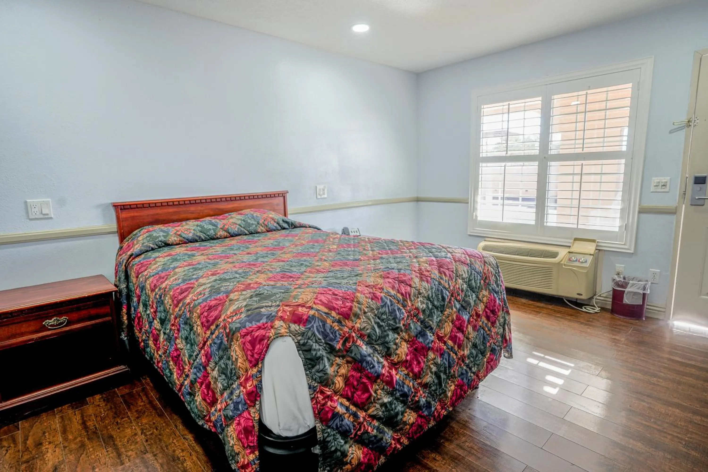 Bedroom, Bed in Day & Night Inn