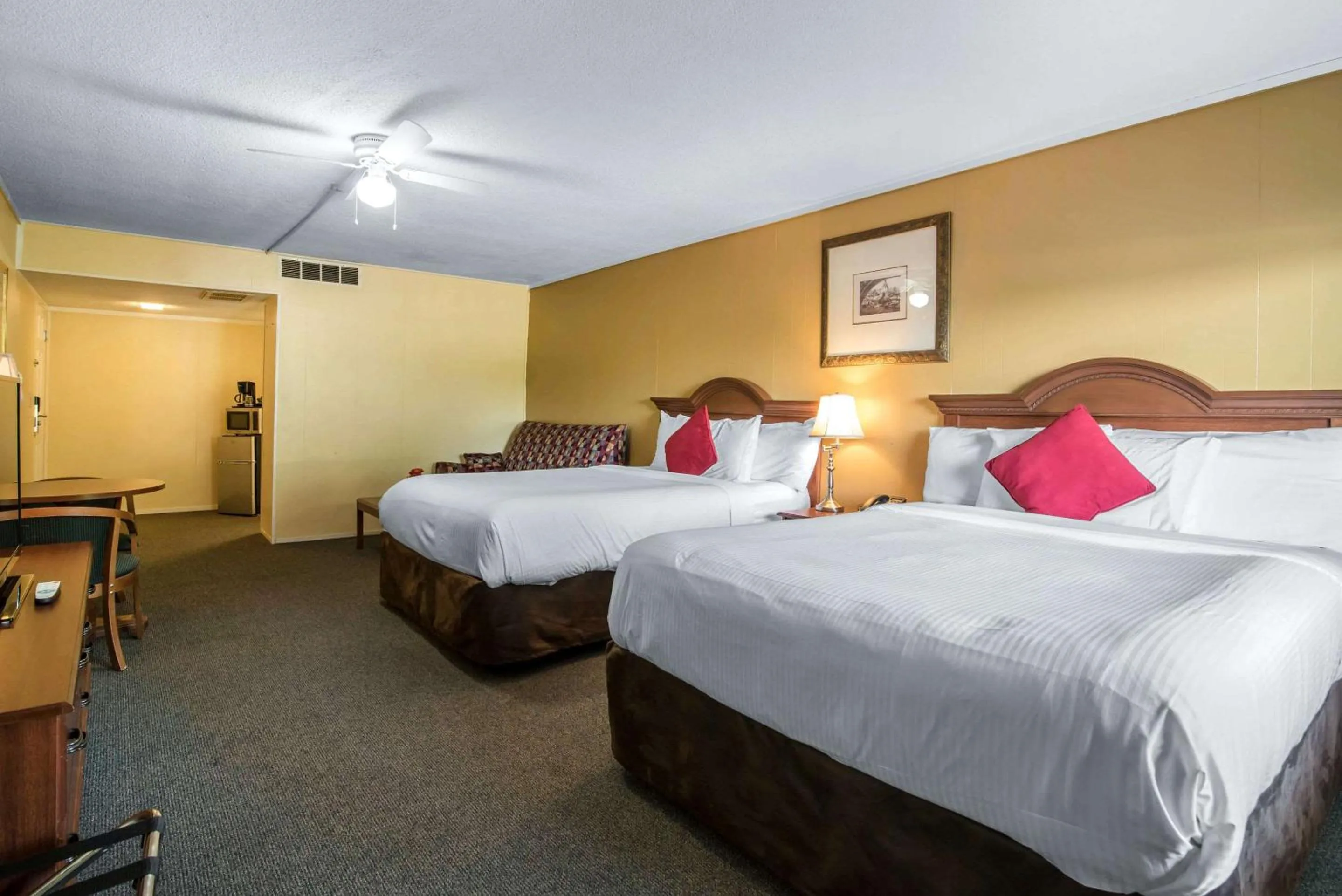 Bedroom, Bed in TiltonLodge Inn & Suites