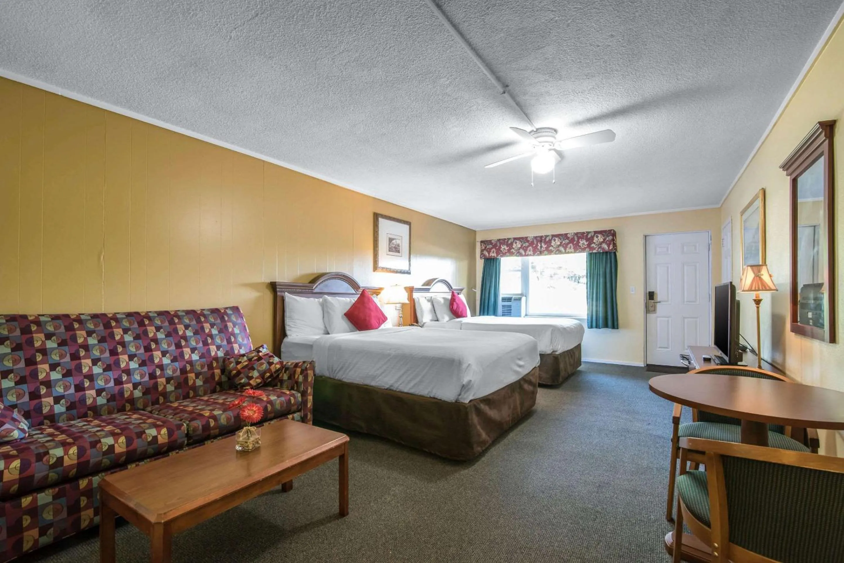 Bedroom, Bed in TiltonLodge Inn & Suites