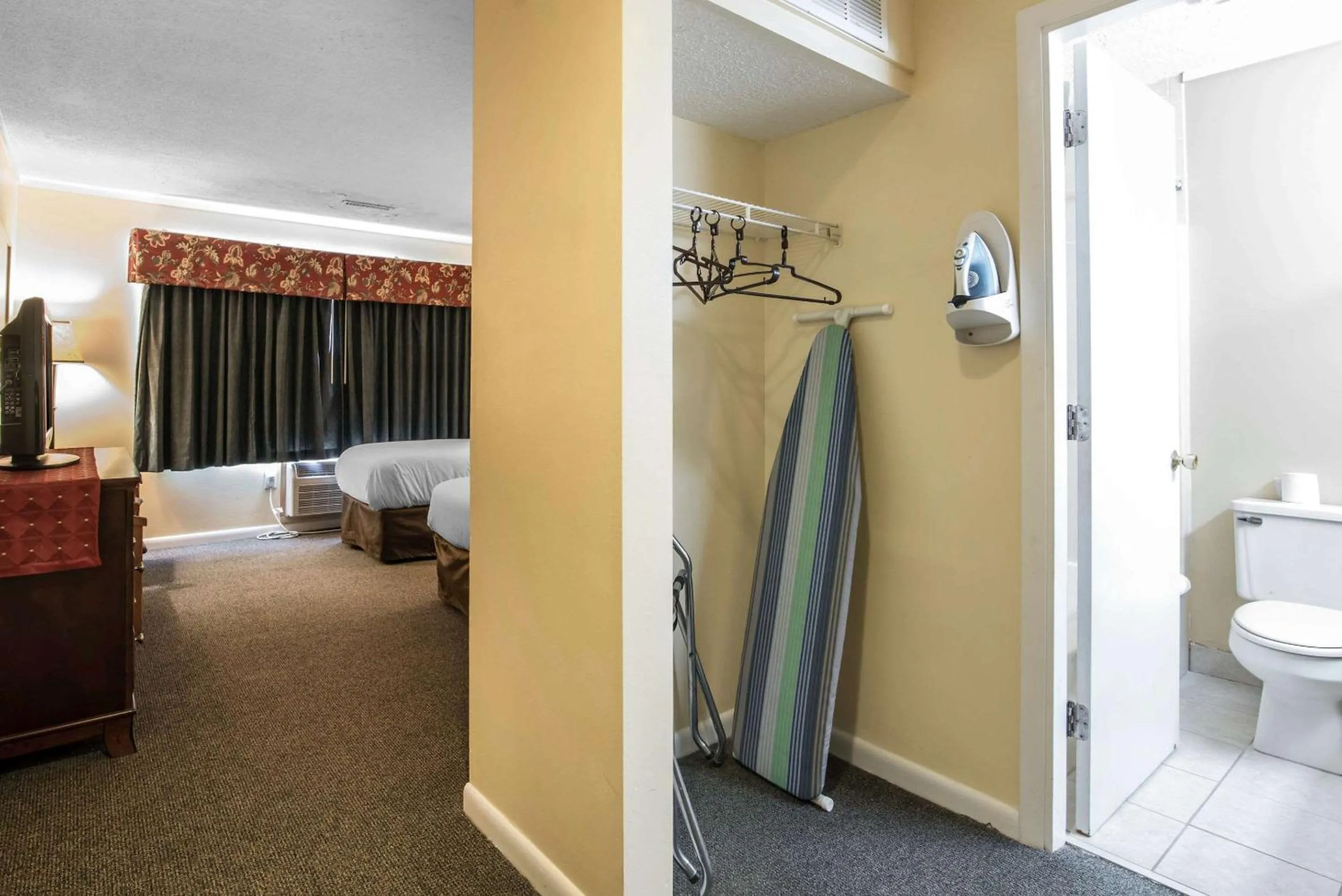 Bedroom, Bed in TiltonLodge Inn & Suites