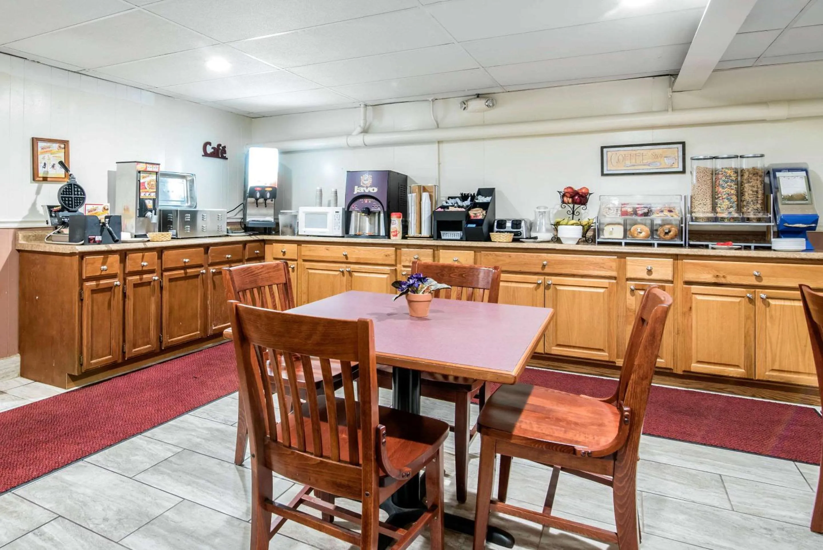 Breakfast in TiltonLodge Inn & Suites