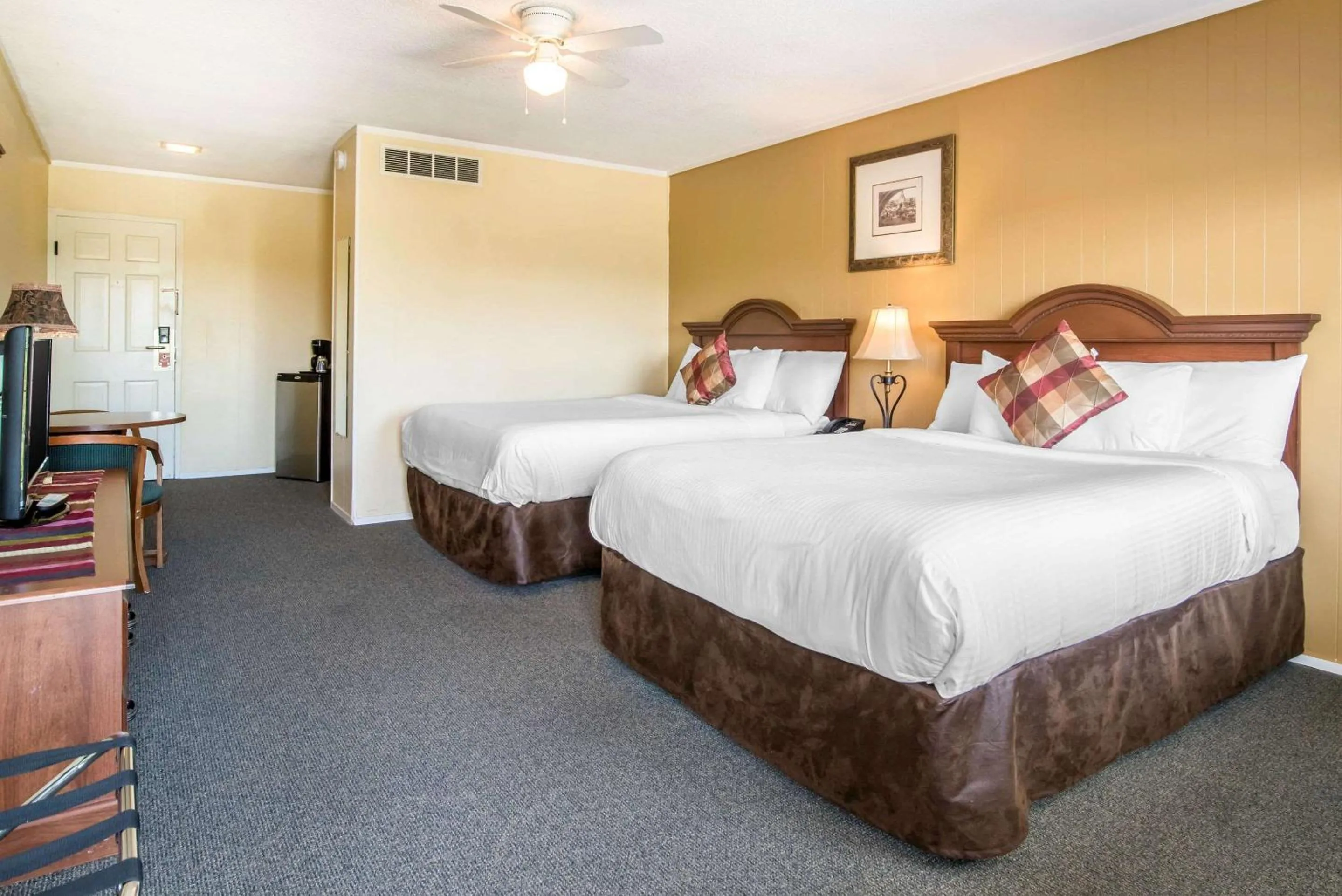 Bedroom, Bed in TiltonLodge Inn & Suites