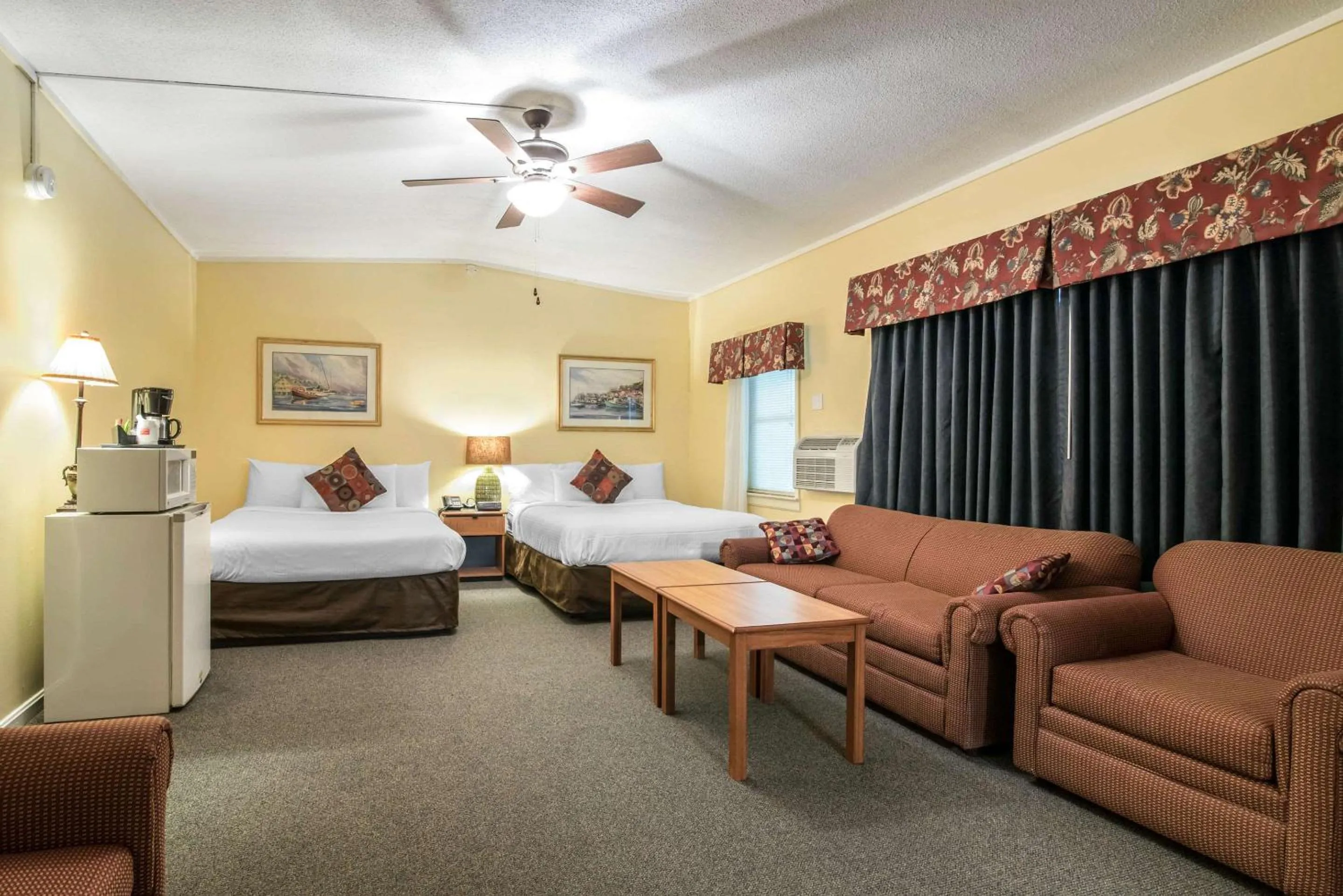 Bedroom, Bed in TiltonLodge Inn & Suites