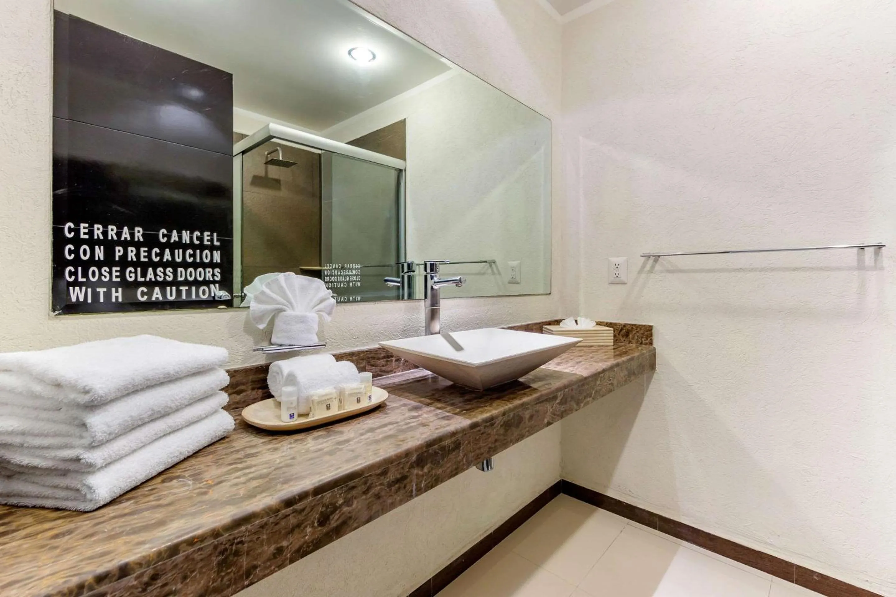 Bathroom in Comfort Inn Cancún Aeropuerto