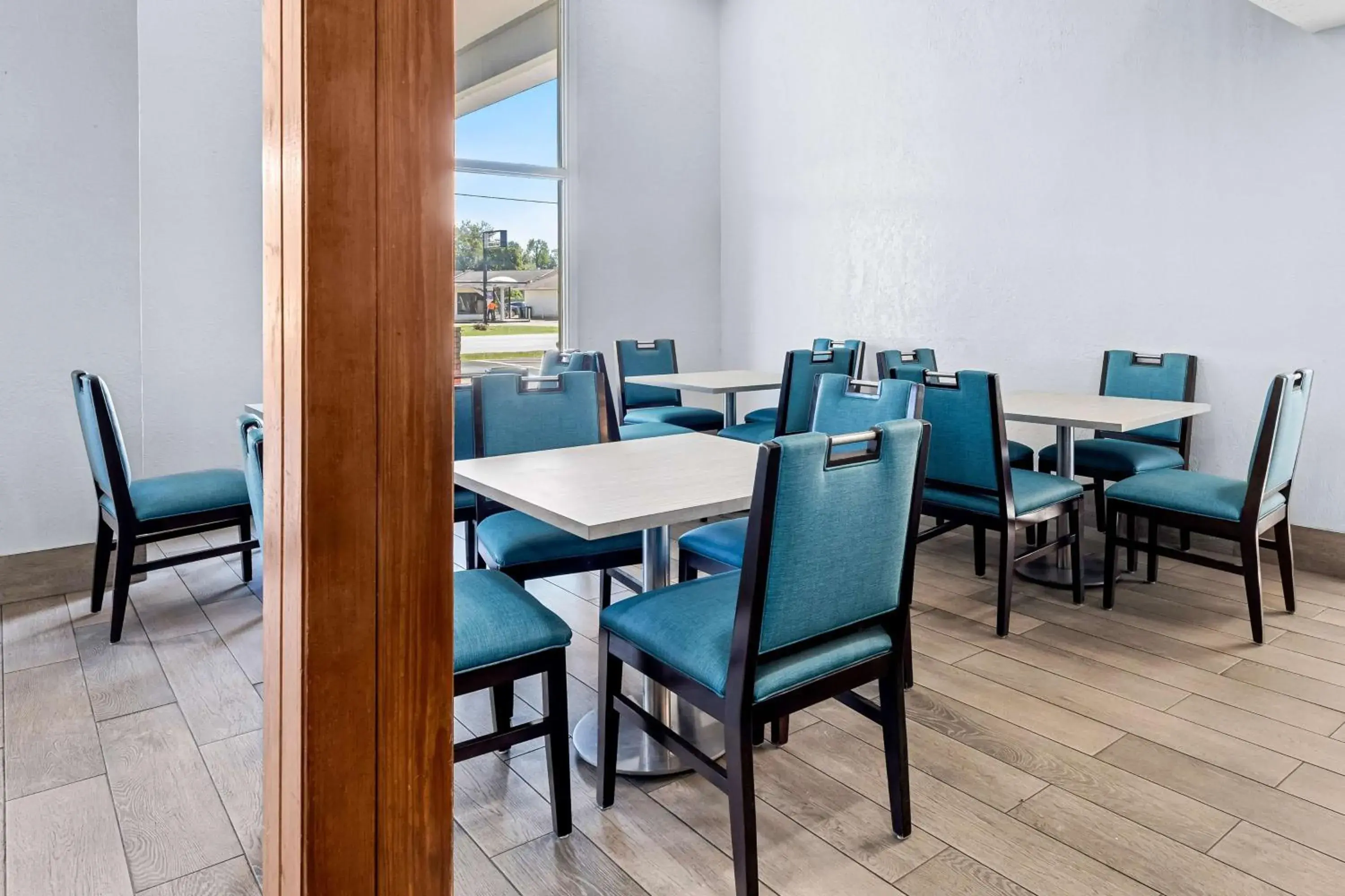 Breakfast in SureStay Plus by Best Western Beaumont Breakfast in SureStay Plus by Best Western Beaumont