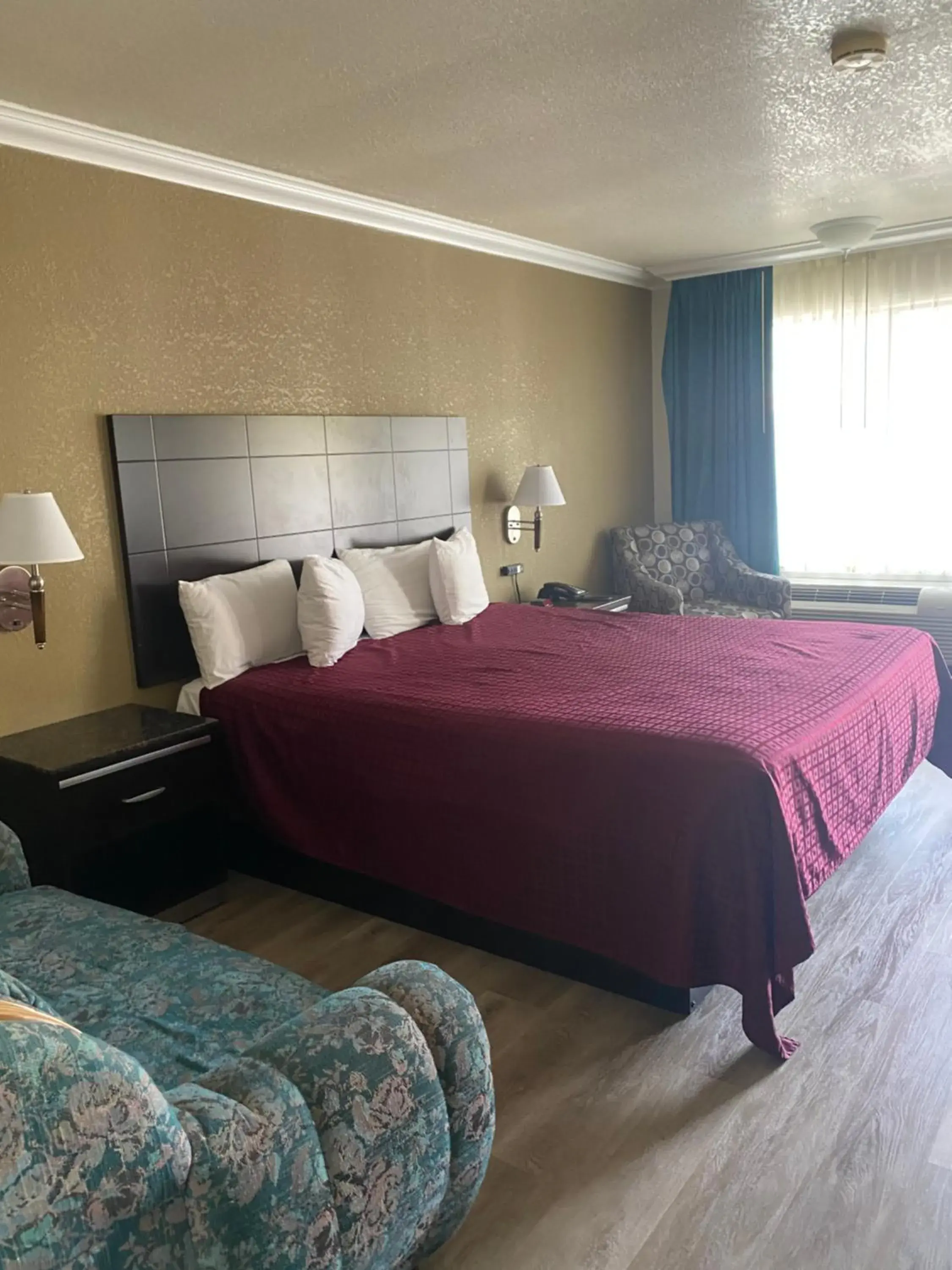 Bed in Atascadero Inn Bed in Atascadero Inn