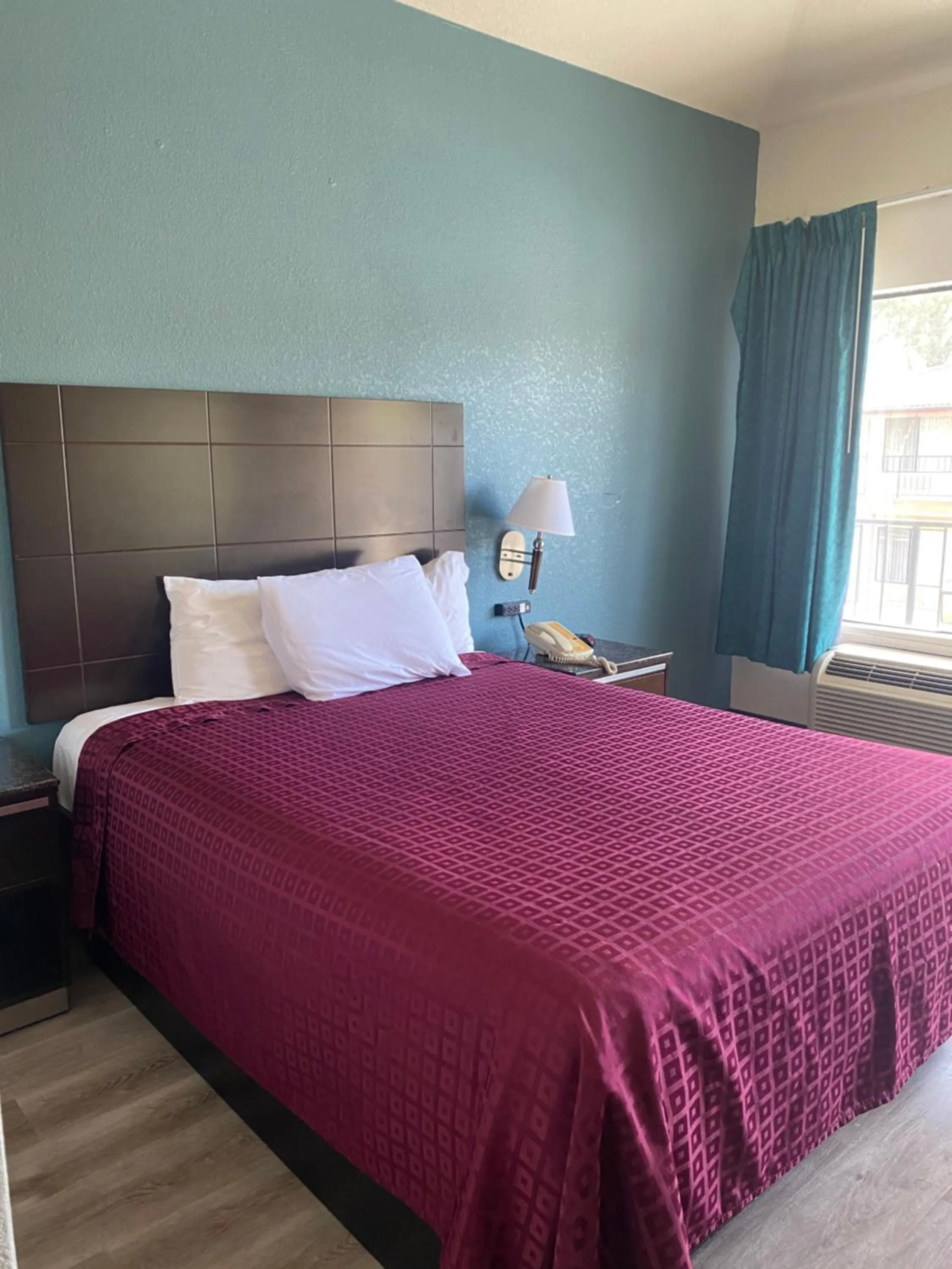 Bed in Atascadero Inn