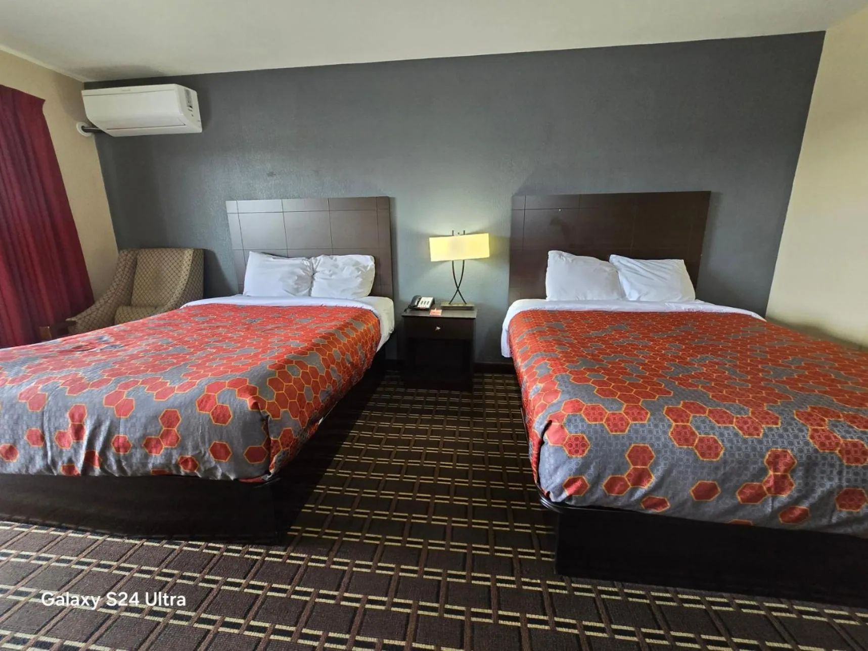 Photo of the whole room, Bed in Econo Lodge Inn & Suites Mason City - Clear Lake