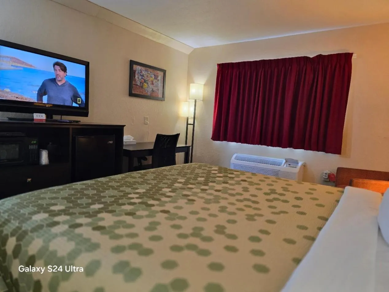 Photo of the whole room, Bed in Econo Lodge Inn & Suites Mason City - Clear Lake