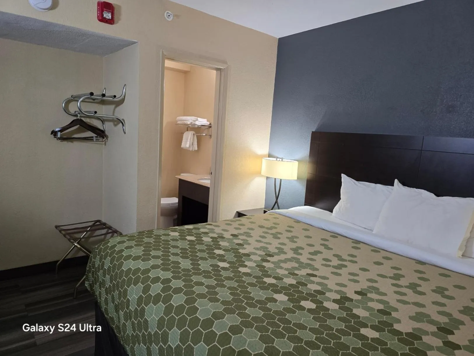 Bed in Econo Lodge Inn & Suites Mason City - Clear Lake