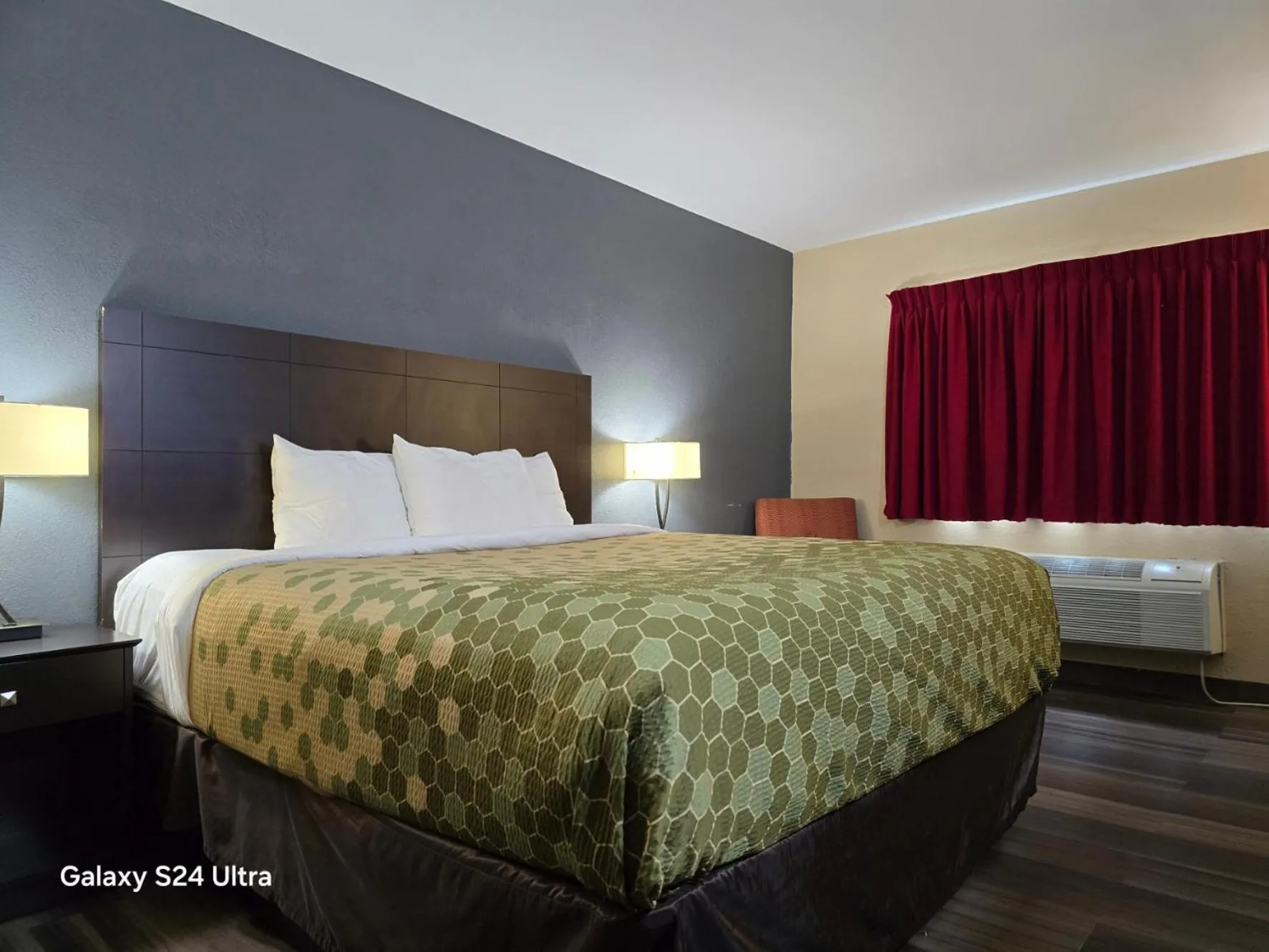 Bedroom, Bed in Econo Lodge Inn & Suites