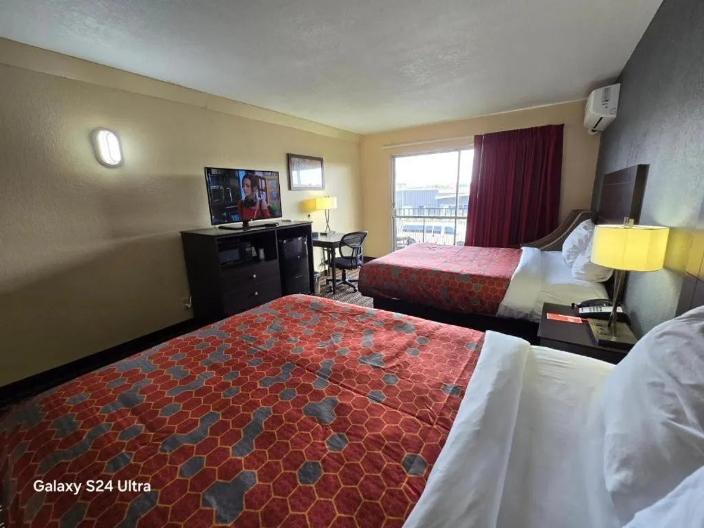 Photo of the whole room, Bed in Econo Lodge Inn & Suites Mason City - Clear Lake