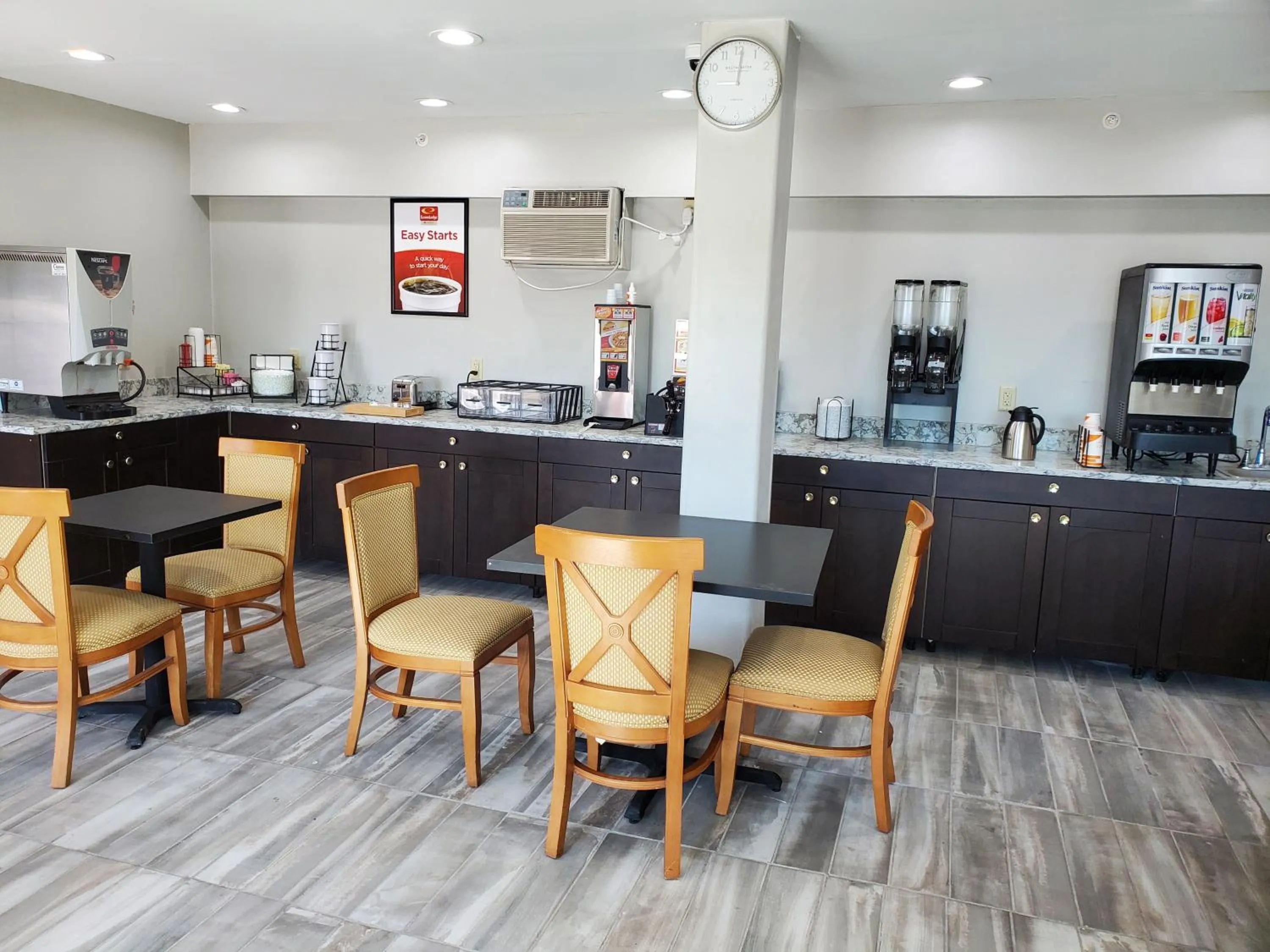 Breakfast in Econo Lodge Inn & Suites Mason City - Clear Lake