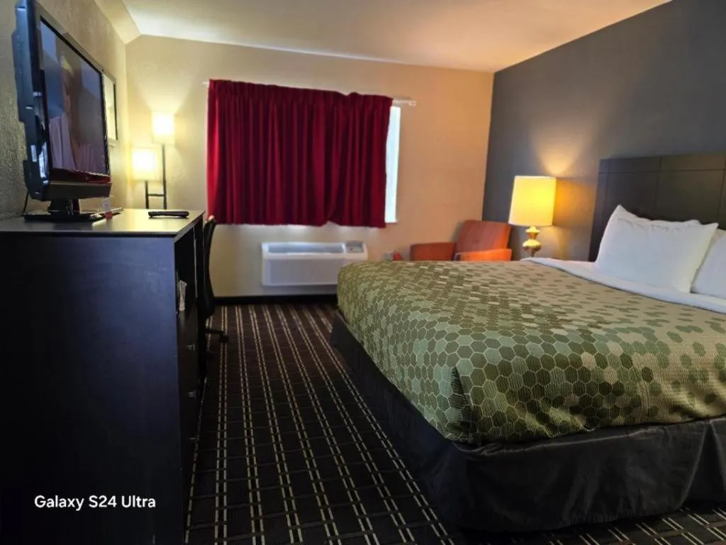 Bed in Econo Lodge Inn & Suites Mason City - Clear Lake