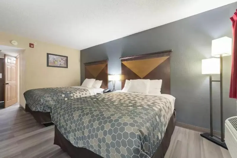 Photo of the whole room, Bed in Econo Lodge Inn & Suites Mason City - Clear Lake