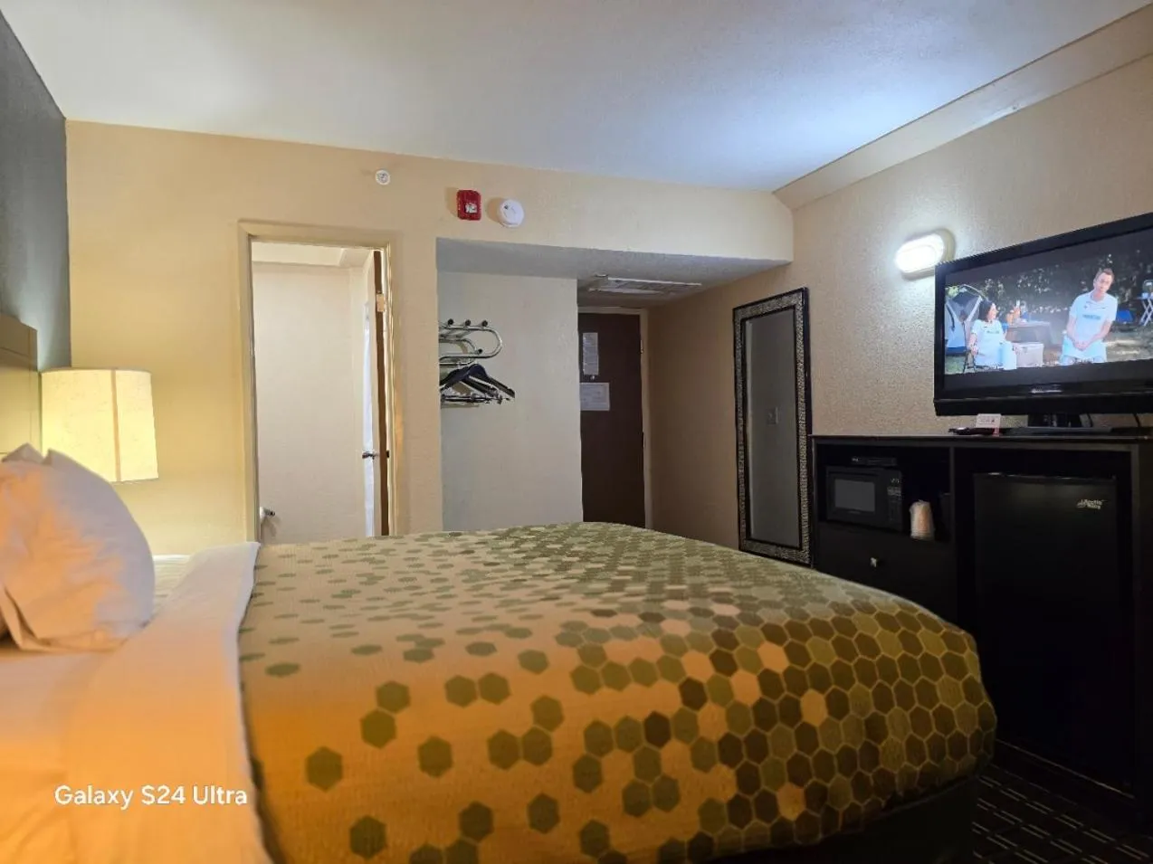 Communal lounge/ TV room, Bed in Econo Lodge Inn & Suites Mason City - Clear Lake